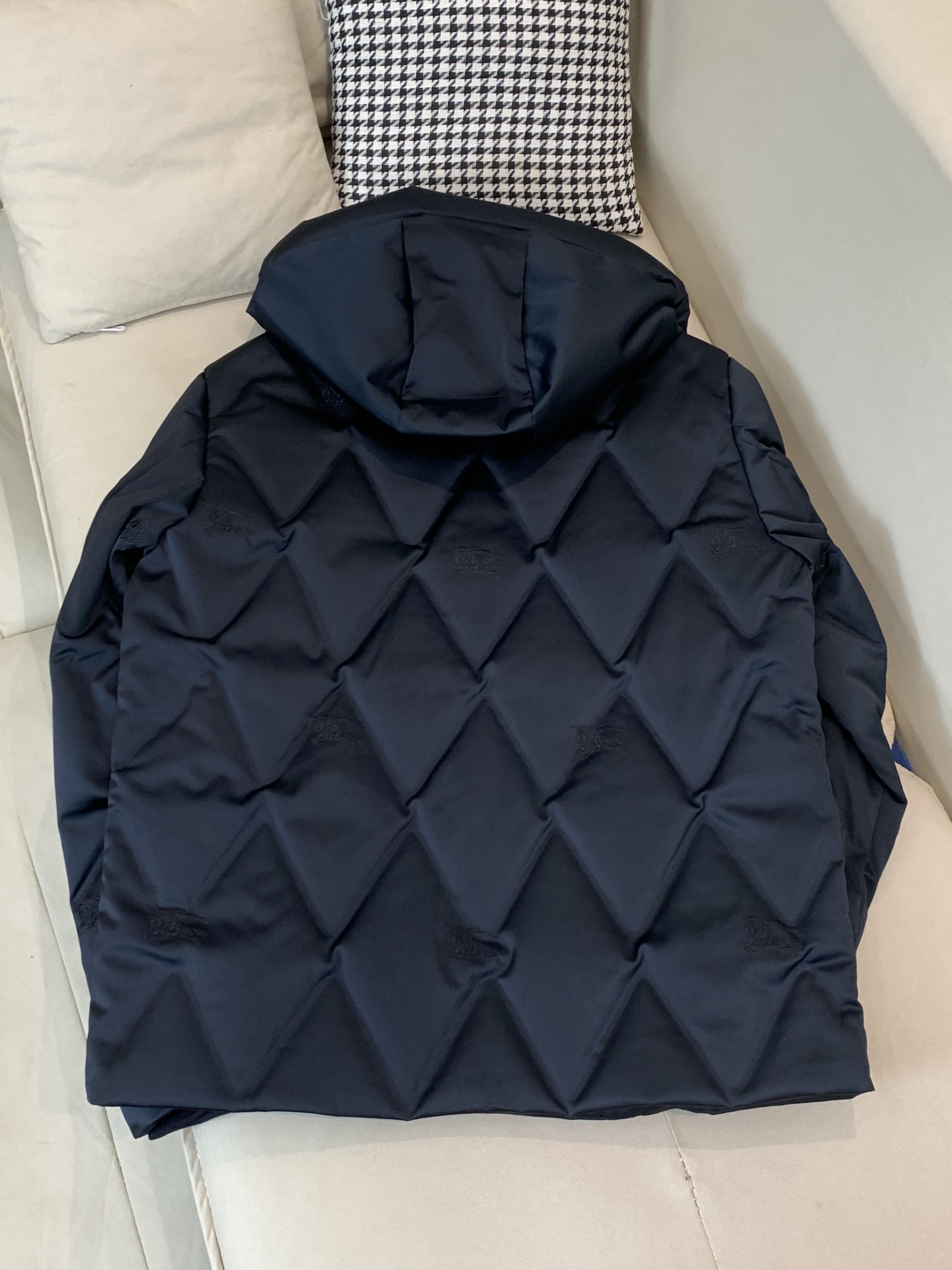 。 25SS秋冬新款💥羽绒服巴宝莉拼接暗纹满印连帽羽绒服。材料工艺解析：国标95%纯白鸭绒，市面独家使用