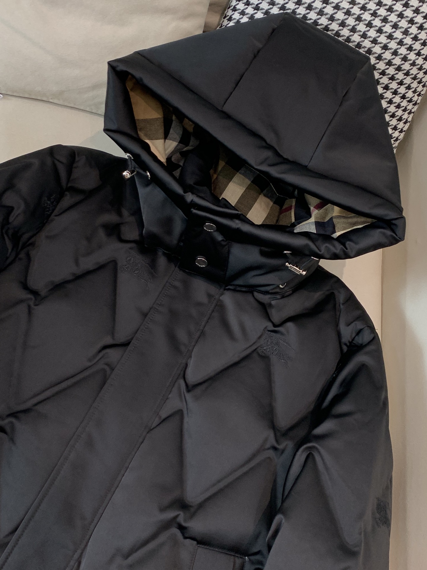 。 25SS秋冬新款💥羽绒服巴宝莉拼接暗纹满印连帽羽绒服。材料工艺解析：国标95%纯白鸭绒，市面独家使用