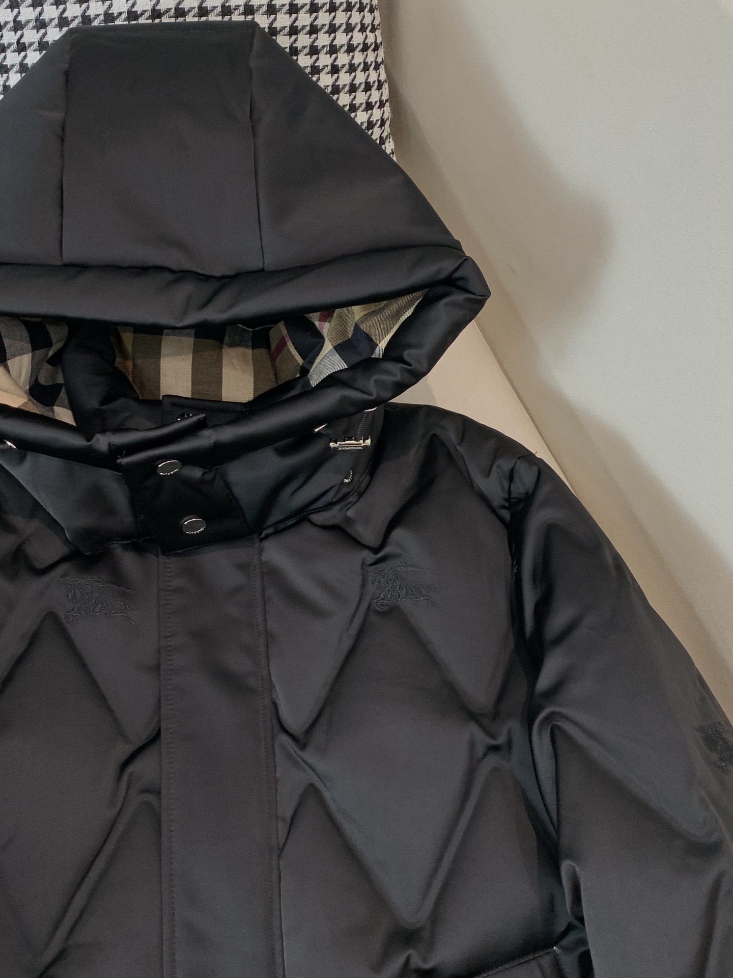 。 25SS秋冬新款💥羽绒服巴宝莉拼接暗纹满印连帽羽绒服。材料工艺解析：国标95%纯白鸭绒，市面独家使用