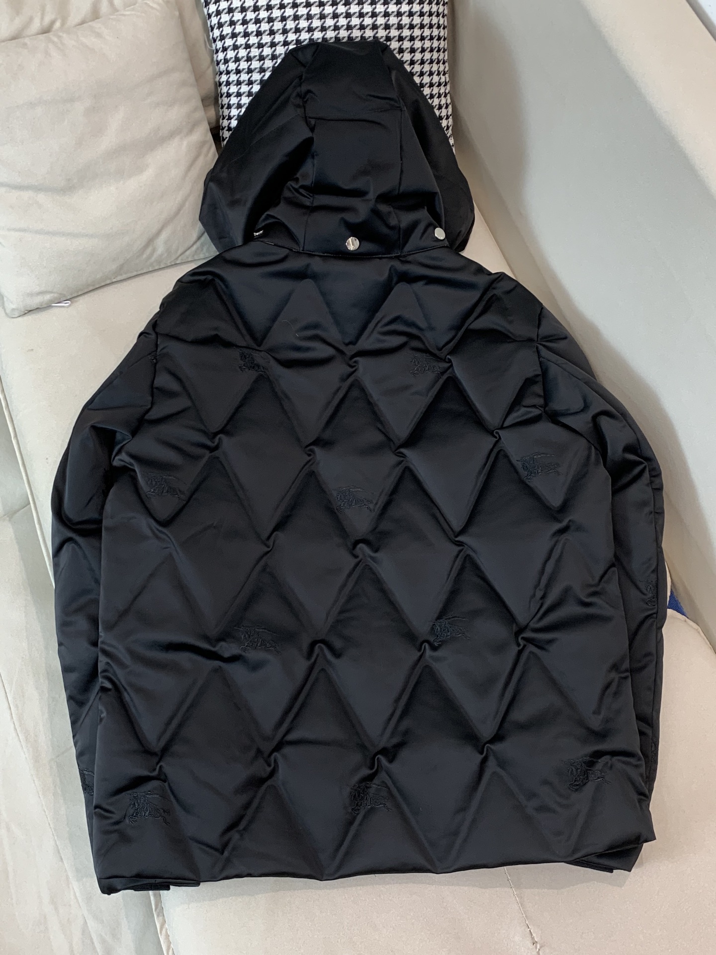 。 25SS秋冬新款💥羽绒服巴宝莉拼接暗纹满印连帽羽绒服。材料工艺解析：国标95%纯白鸭绒，市面独家使用