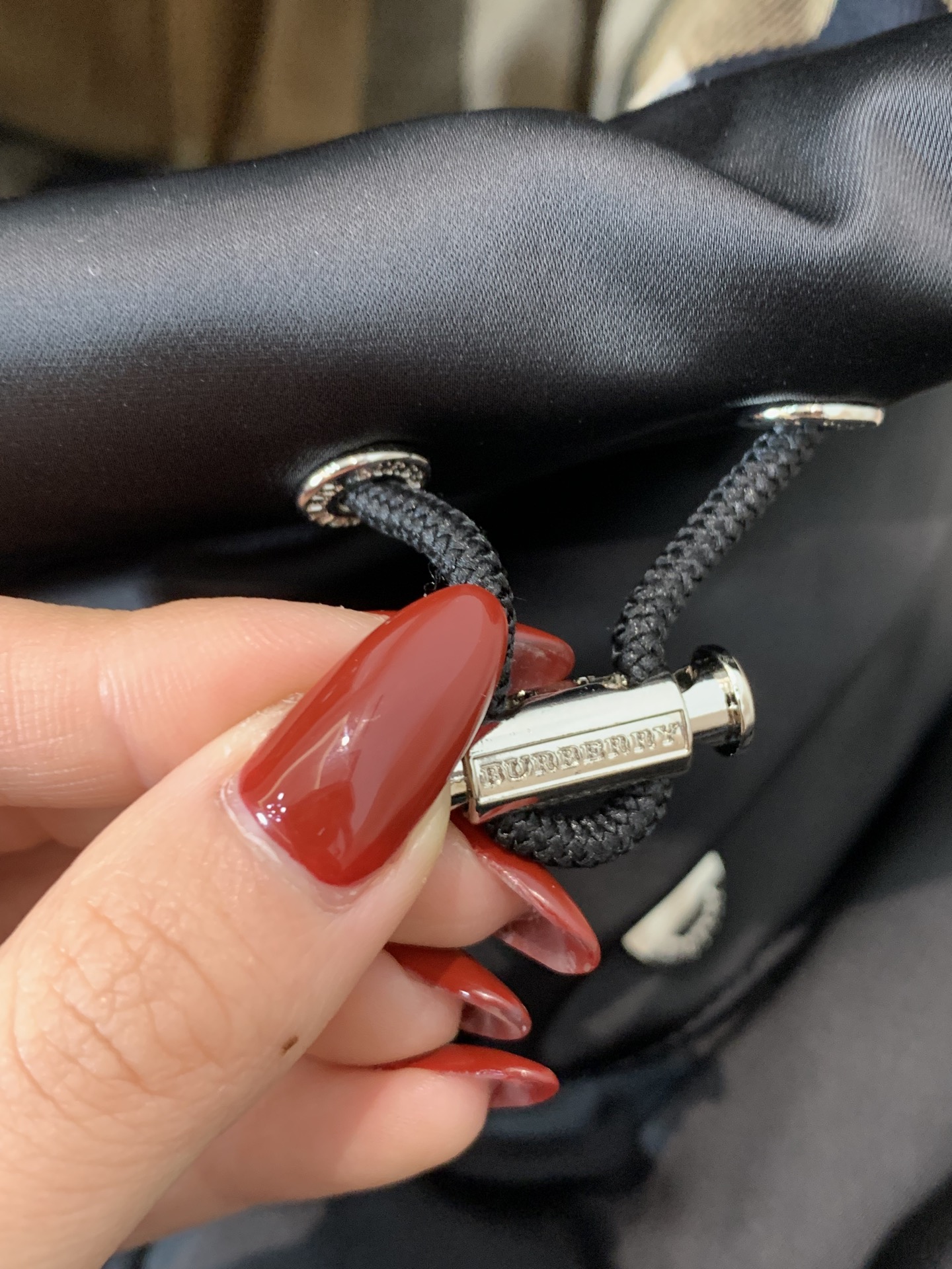 。 25SS秋冬新款💥羽绒服巴宝莉拼接暗纹满印连帽羽绒服。材料工艺解析：国标95%纯白鸭绒，市面独家使用