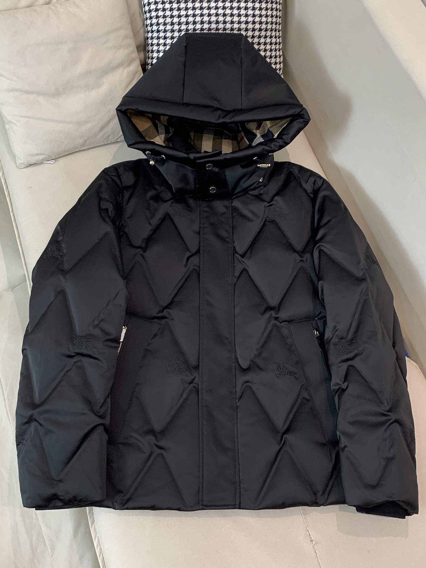 。 25SS秋冬新款💥羽绒服巴宝莉拼接暗纹满印连帽羽绒服。材料工艺解析：国标95%纯白鸭绒，市面独家使用