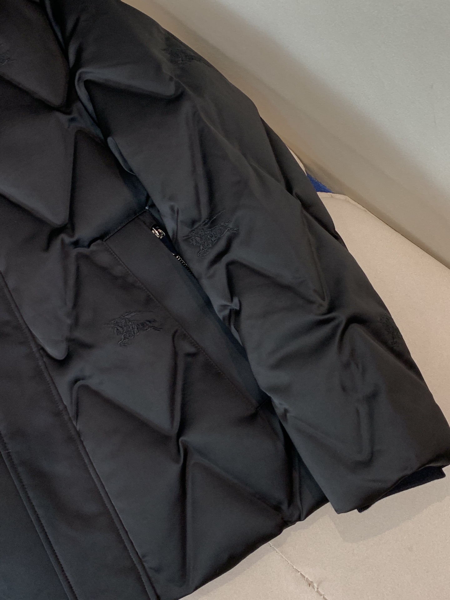 。 25SS秋冬新款💥羽绒服巴宝莉拼接暗纹满印连帽羽绒服。材料工艺解析：国标95%纯白鸭绒，市面独家使用