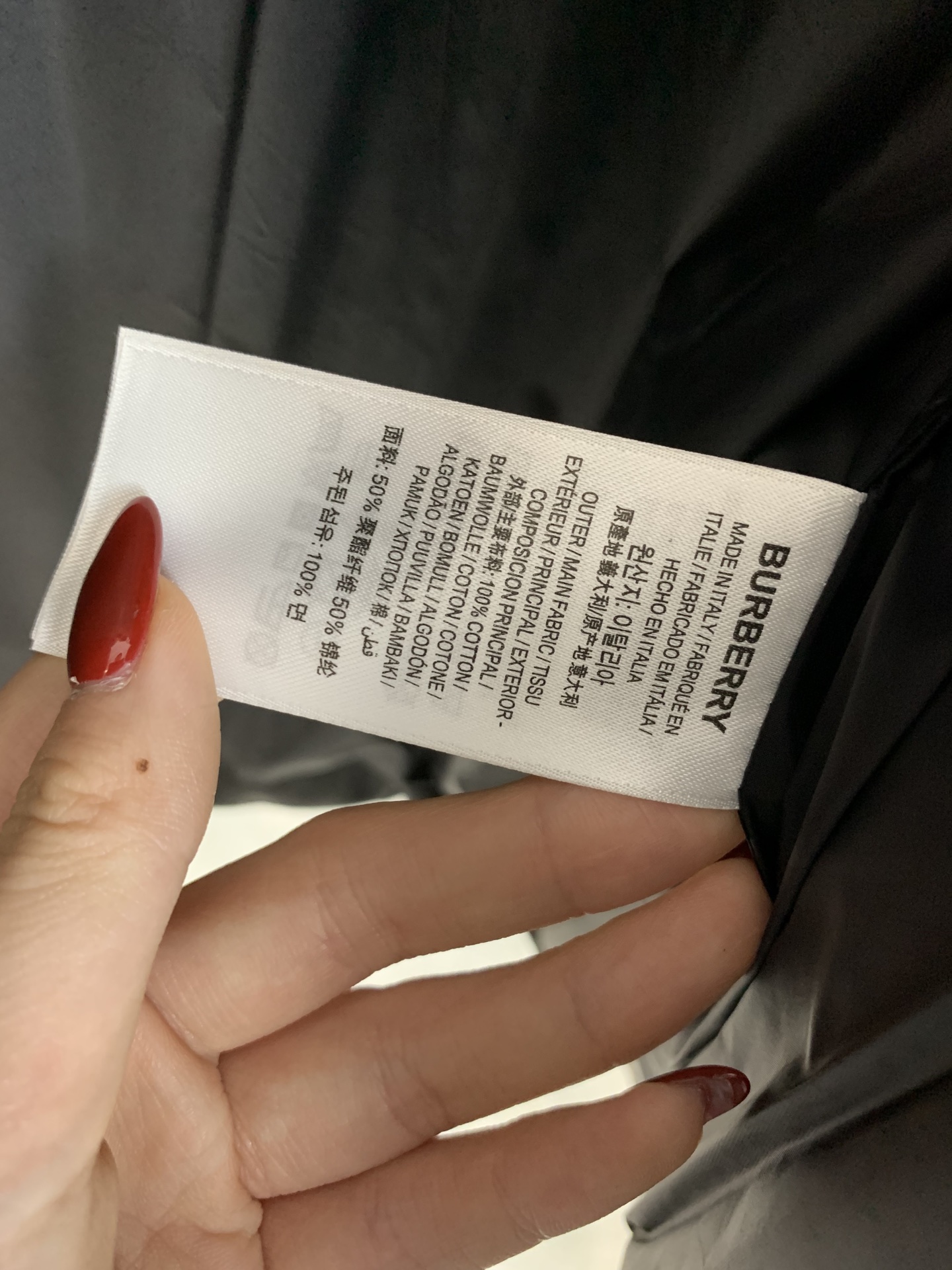 。 25SS秋冬新款💥羽绒服巴宝莉拼接暗纹满印连帽羽绒服。材料工艺解析：国标95%纯白鸭绒，市面独家使用