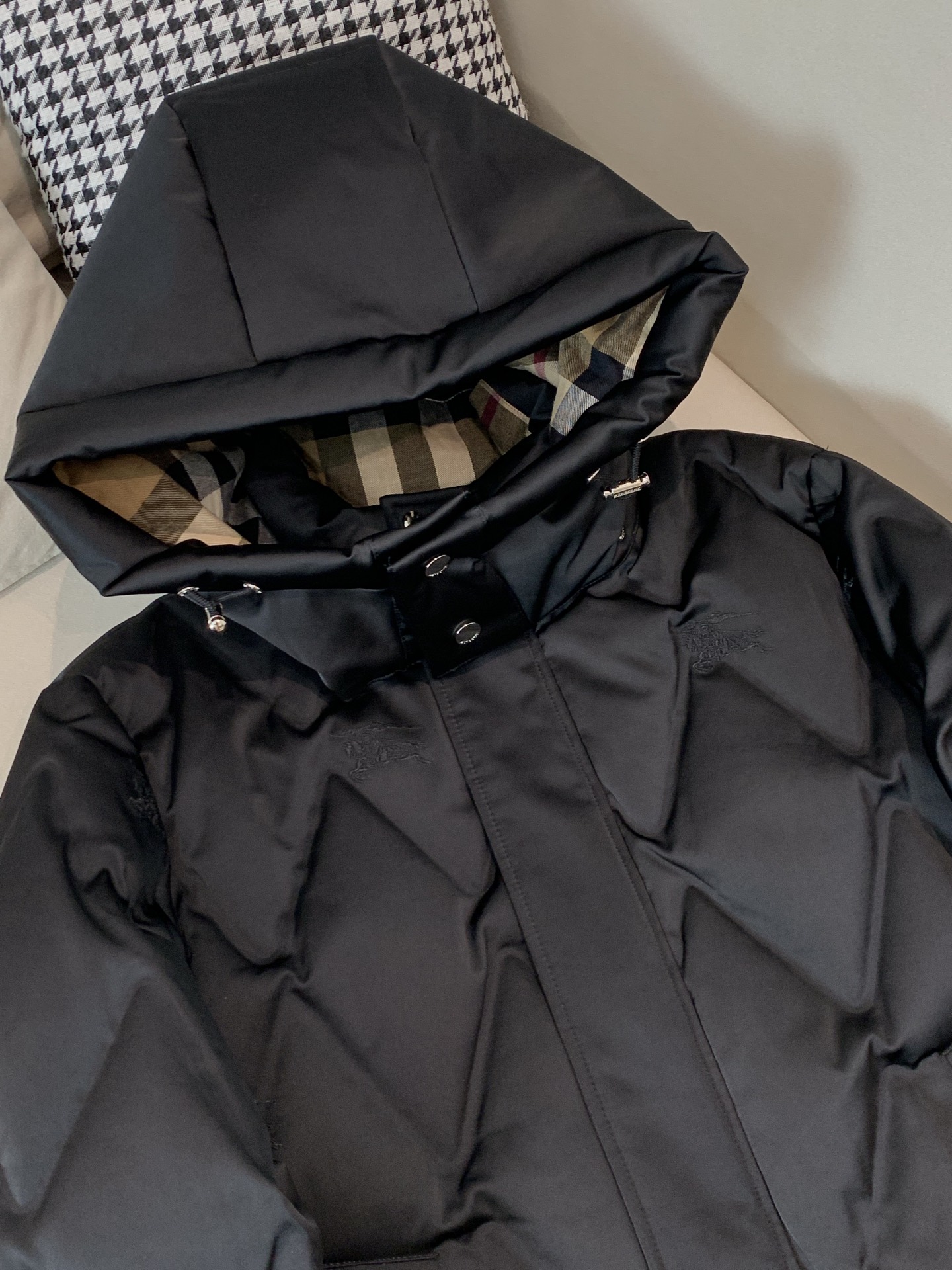 。 25SS秋冬新款💥羽绒服巴宝莉拼接暗纹满印连帽羽绒服。材料工艺解析：国标95%纯白鸭绒，市面独家使用