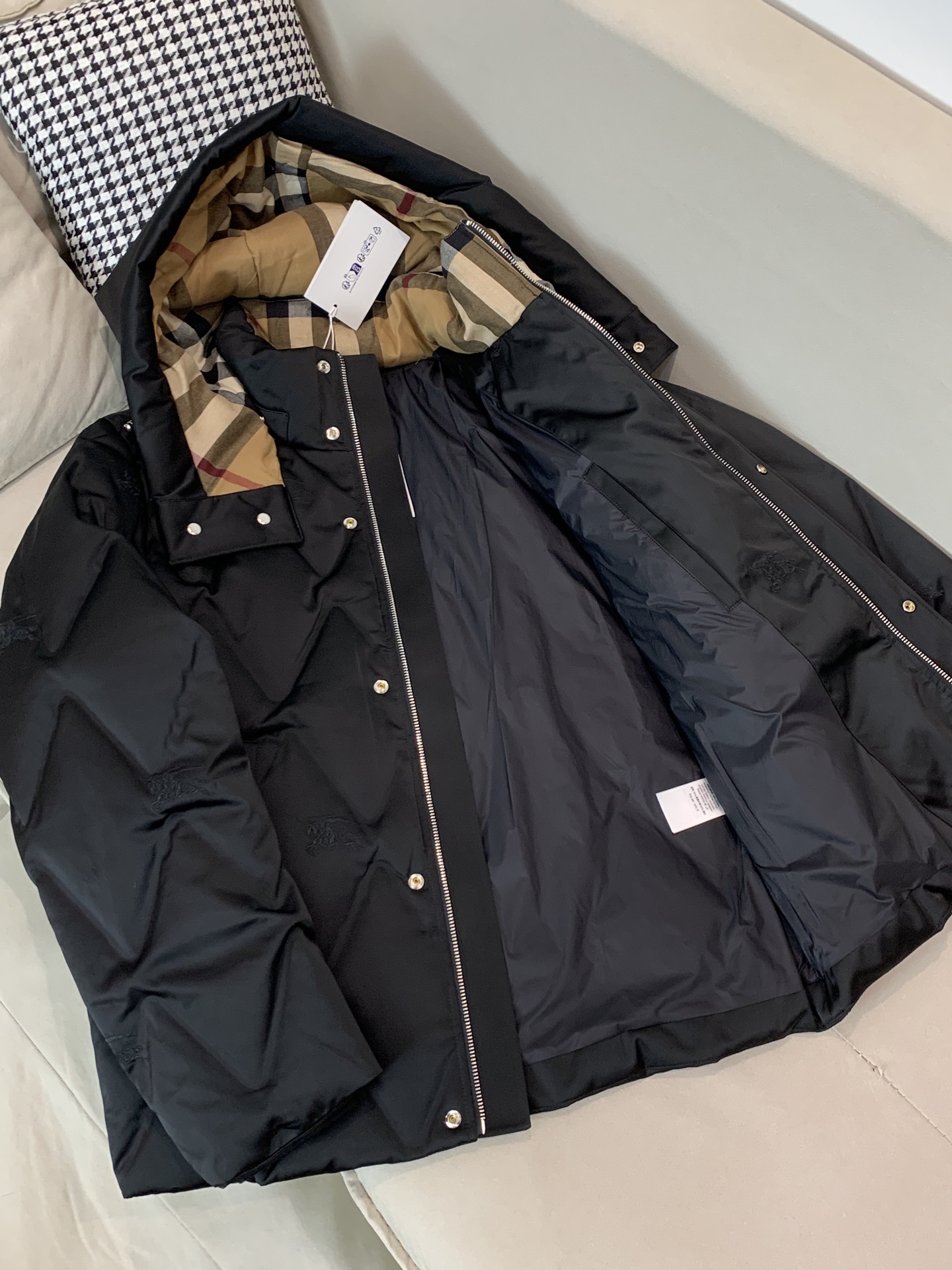 。 25SS秋冬新款💥羽绒服巴宝莉拼接暗纹满印连帽羽绒服。材料工艺解析：国标95%纯白鸭绒，市面独家使用