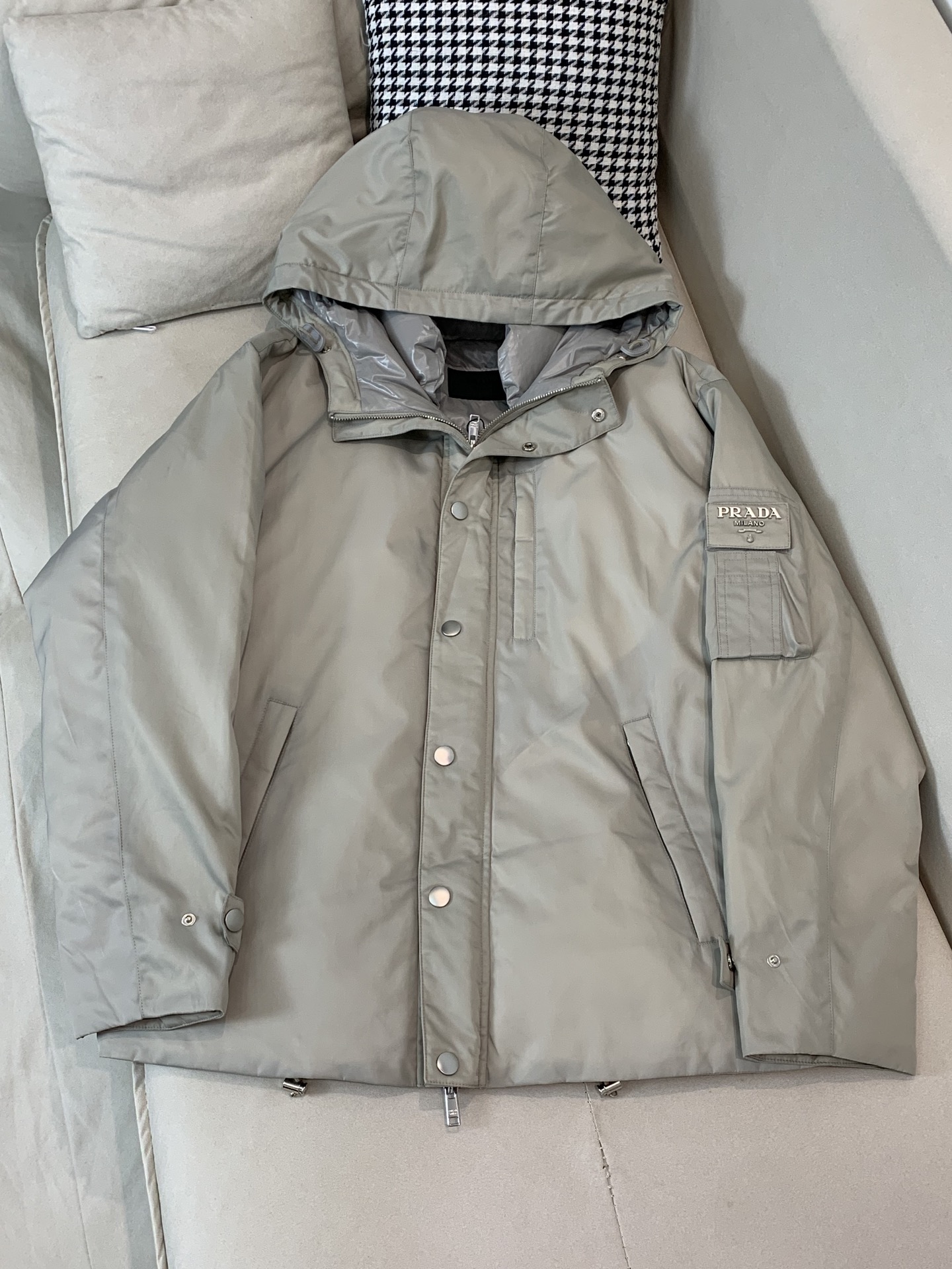 。羽绒2025SS秋冬季新款！普拉达男士连帽羽绒服，高端轻奢的时尚风格，实穿百搭的款式，上身效果轻盈舒适