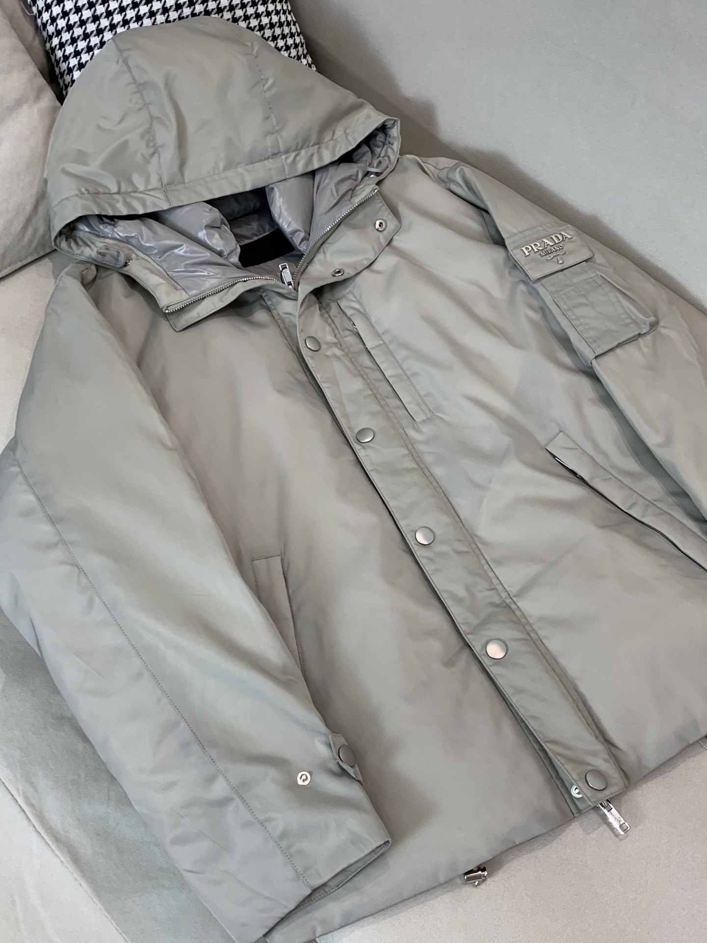 。羽绒2025SS秋冬季新款！普拉达男士连帽羽绒服，高端轻奢的时尚风格，实穿百搭的款式，上身效果轻盈舒适