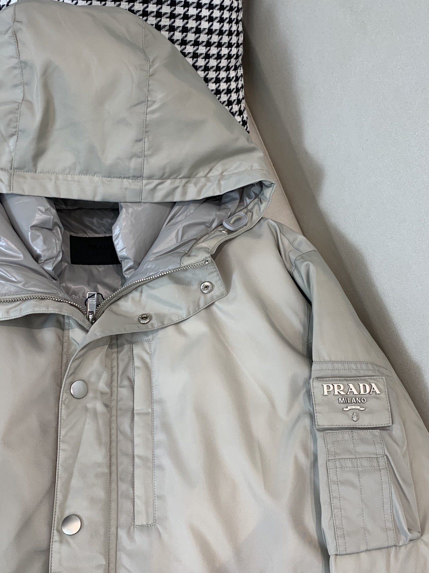 。羽绒2025SS秋冬季新款！普拉达男士连帽羽绒服，高端轻奢的时尚风格，实穿百搭的款式，上身效果轻盈舒适