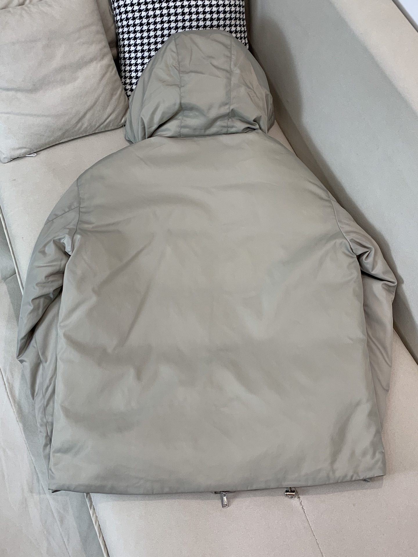 。羽绒2025SS秋冬季新款！普拉达男士连帽羽绒服，高端轻奢的时尚风格，实穿百搭的款式，上身效果轻盈舒适