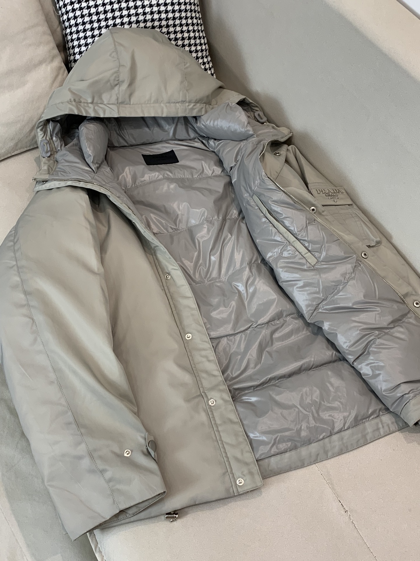 。羽绒2025SS秋冬季新款！普拉达男士连帽羽绒服，高端轻奢的时尚风格，实穿百搭的款式，上身效果轻盈舒适