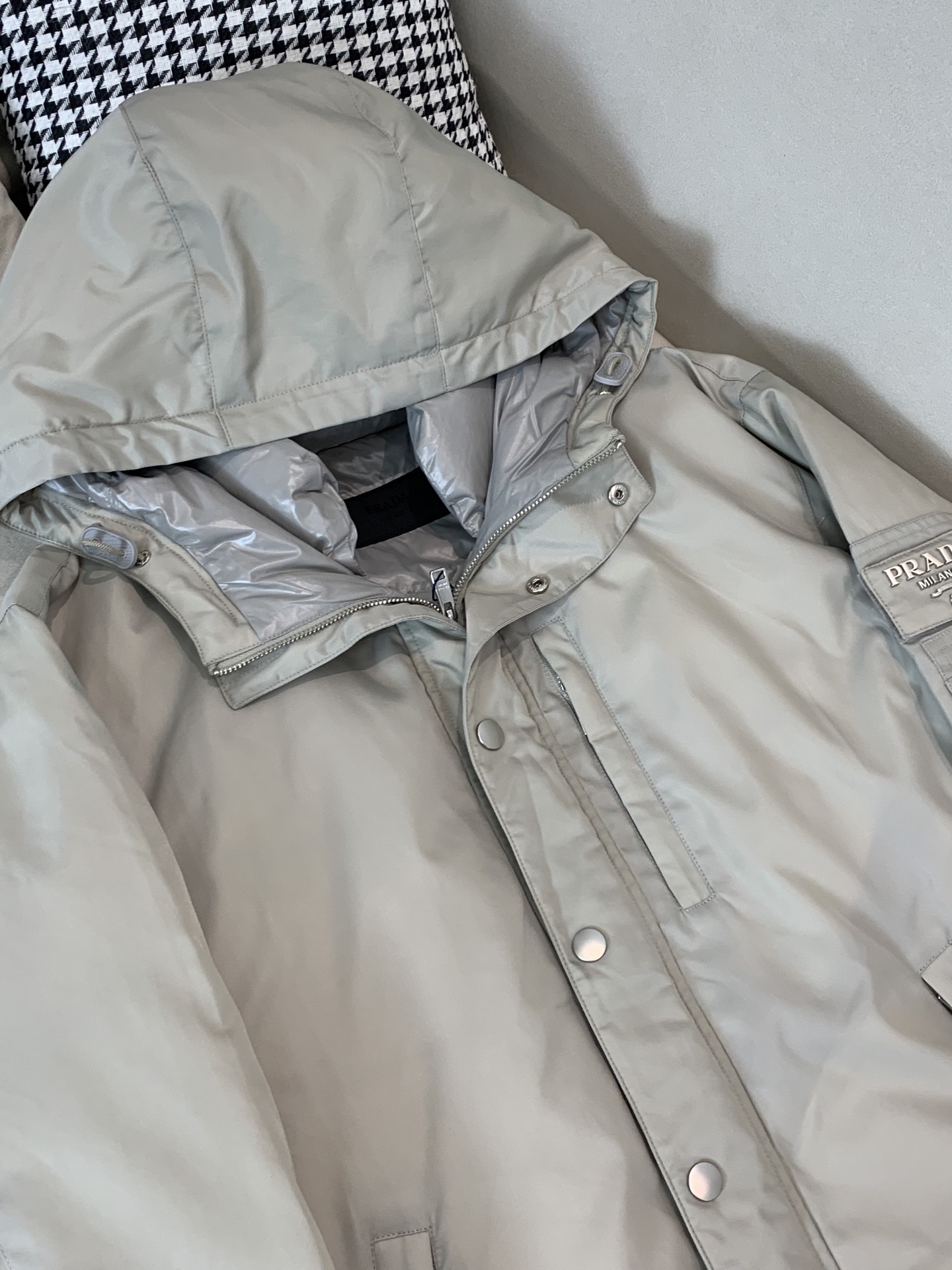 。羽绒2025SS秋冬季新款！普拉达男士连帽羽绒服，高端轻奢的时尚风格，实穿百搭的款式，上身效果轻盈舒适