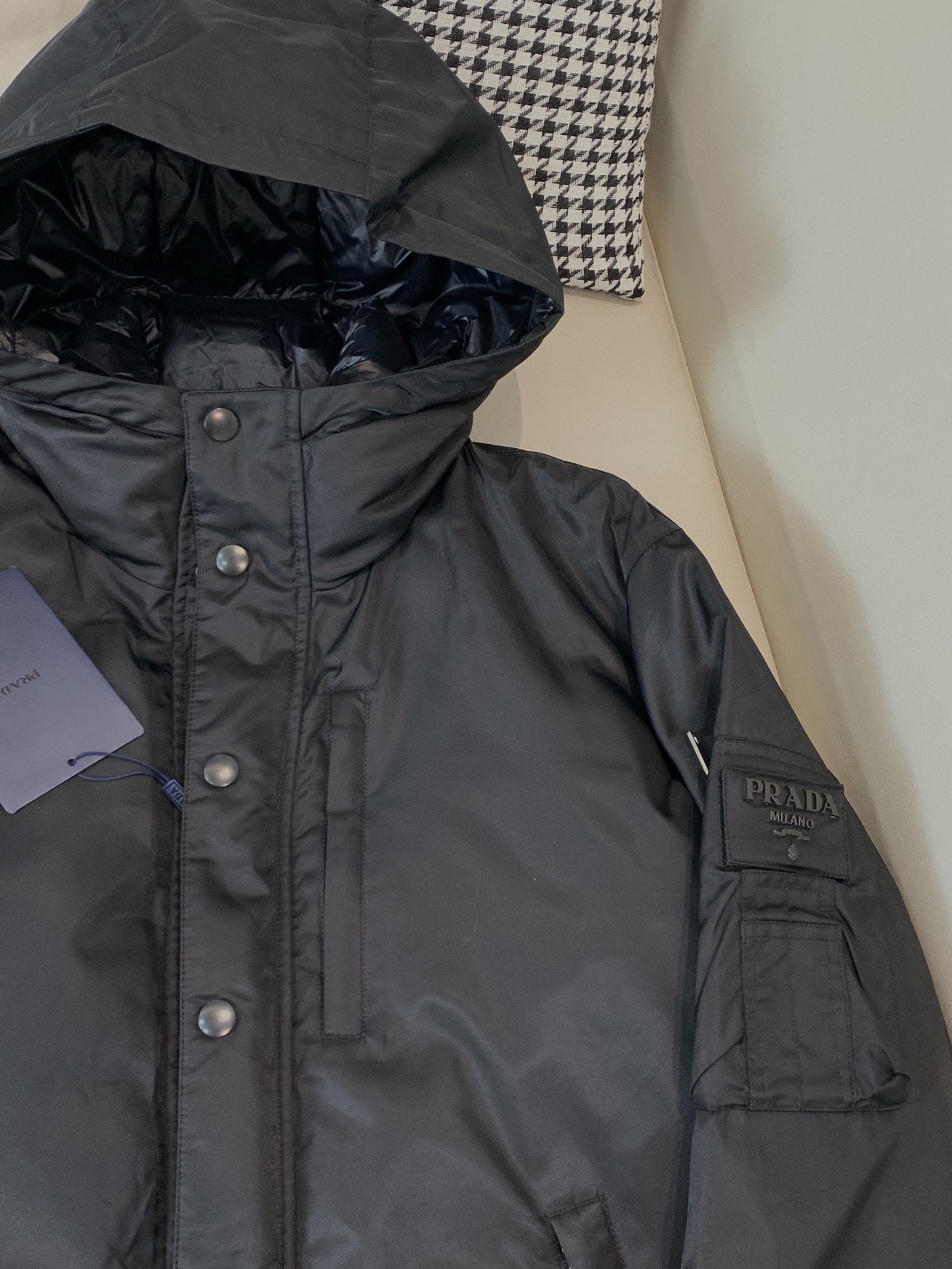 。羽绒2025SS秋冬季新款！普拉达男士连帽羽绒服，高端轻奢的时尚风格，实穿百搭的款式，上身效果轻盈舒适