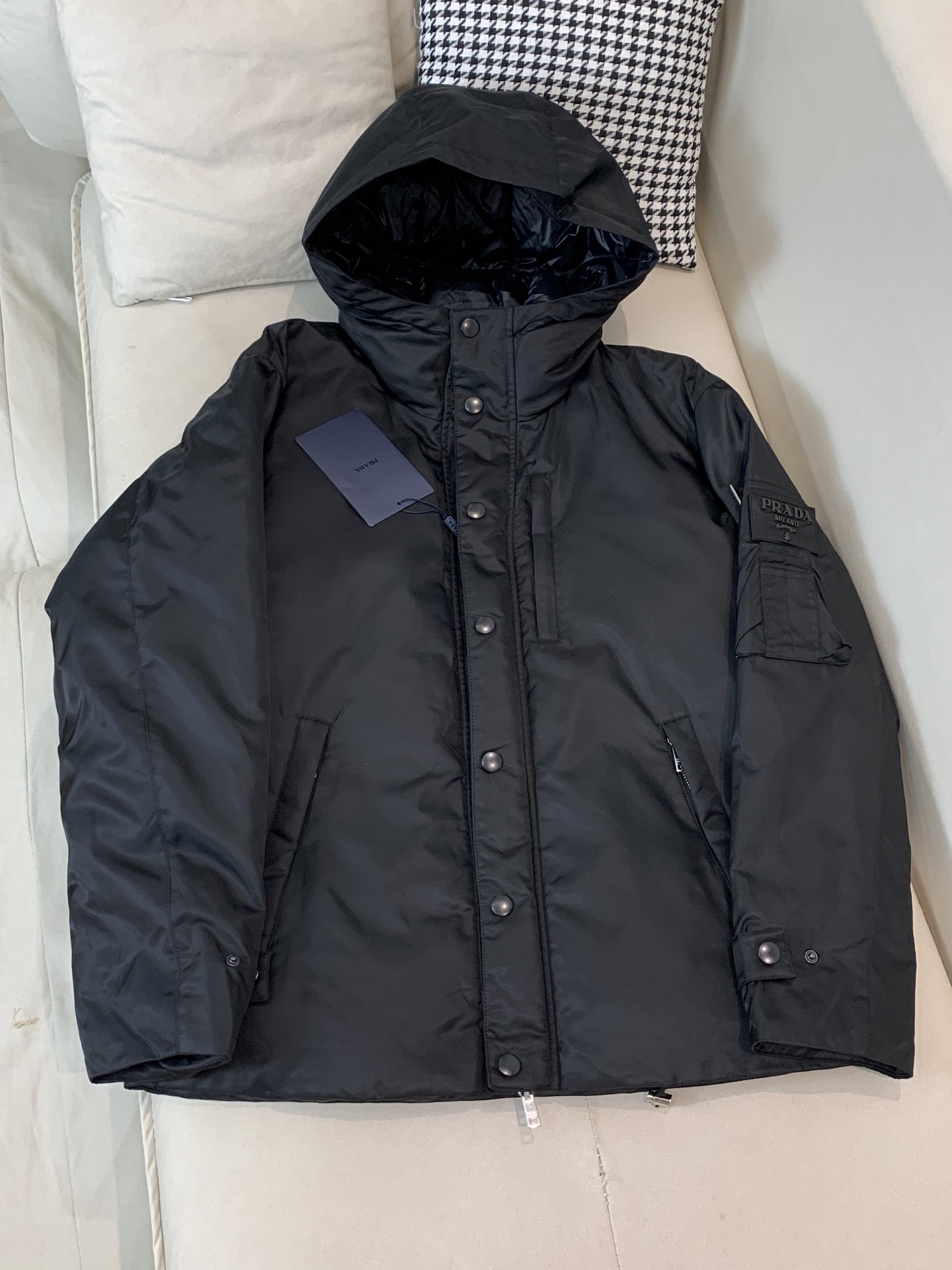 。羽绒2025SS秋冬季新款！普拉达男士连帽羽绒服，高端轻奢的时尚风格，实穿百搭的款式，上身效果轻盈舒适