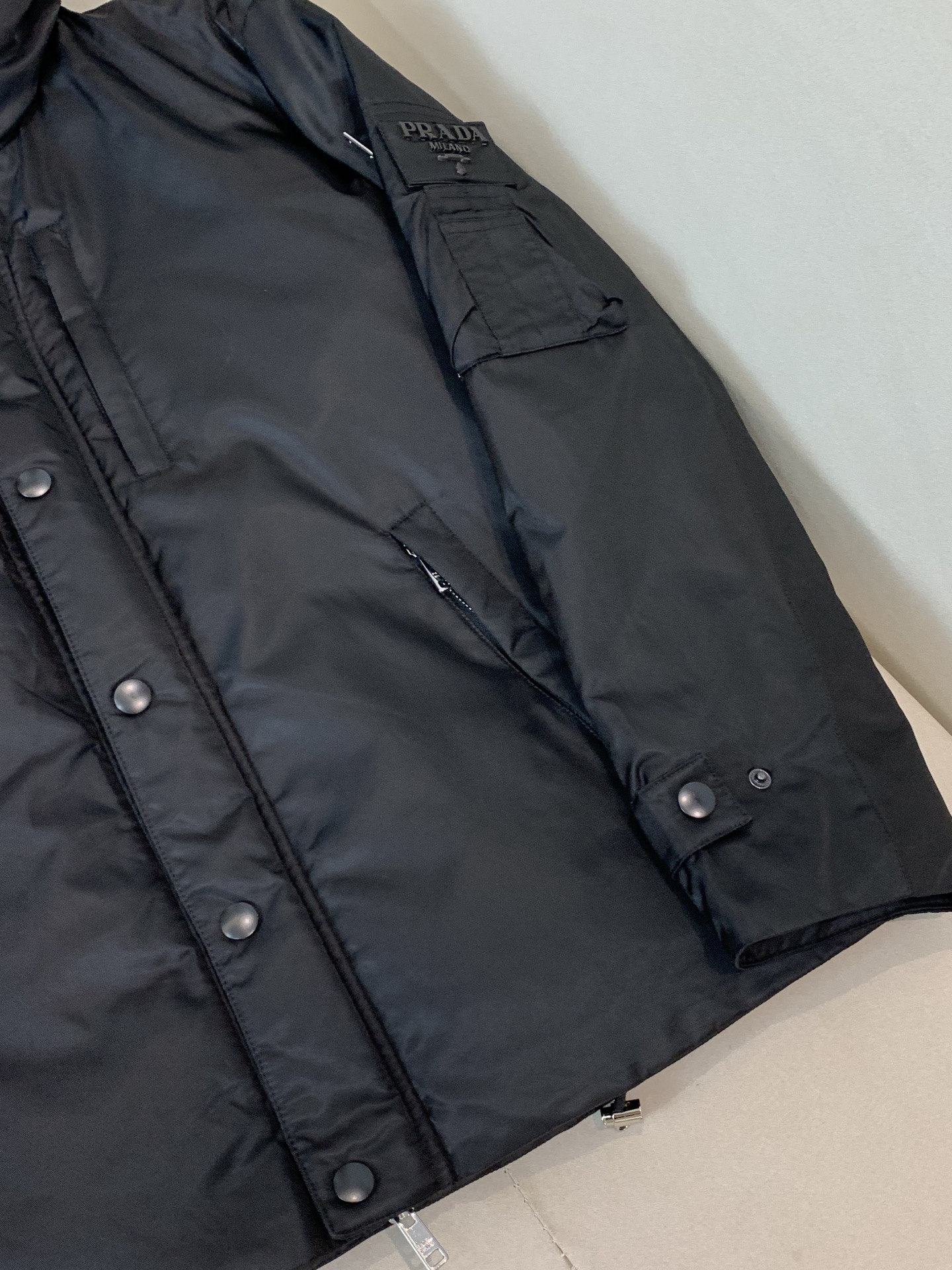 。羽绒2025SS秋冬季新款！普拉达男士连帽羽绒服，高端轻奢的时尚风格，实穿百搭的款式，上身效果轻盈舒适