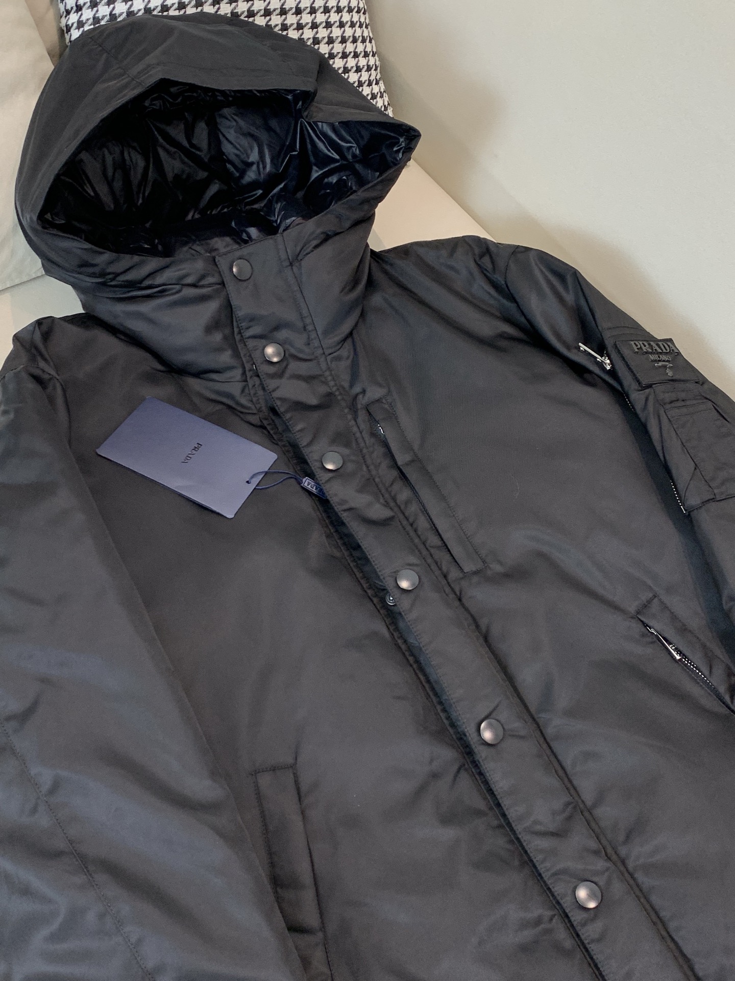。羽绒2025SS秋冬季新款！普拉达男士连帽羽绒服，高端轻奢的时尚风格，实穿百搭的款式，上身效果轻盈舒适