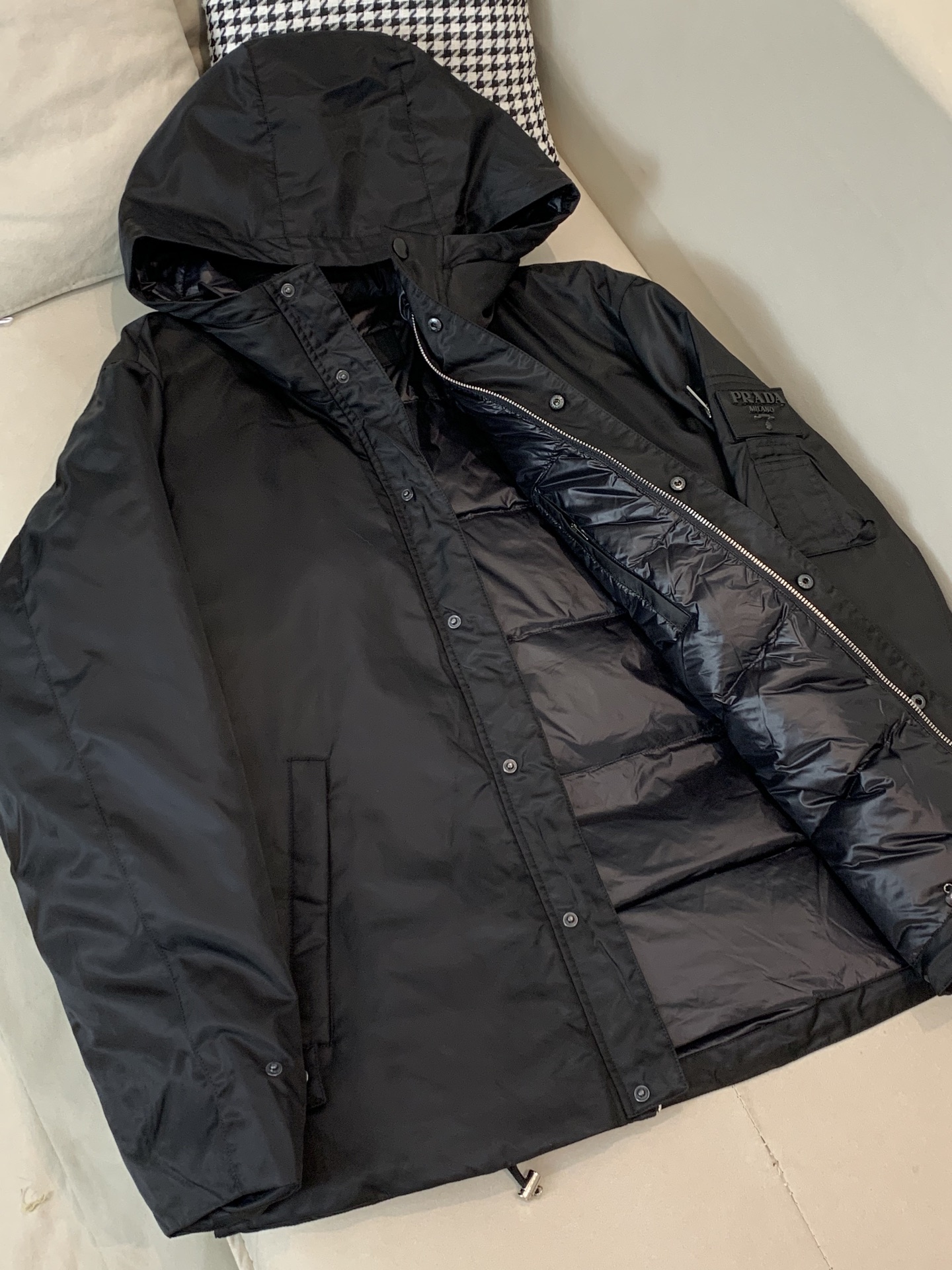 。羽绒2025SS秋冬季新款！普拉达男士连帽羽绒服，高端轻奢的时尚风格，实穿百搭的款式，上身效果轻盈舒适