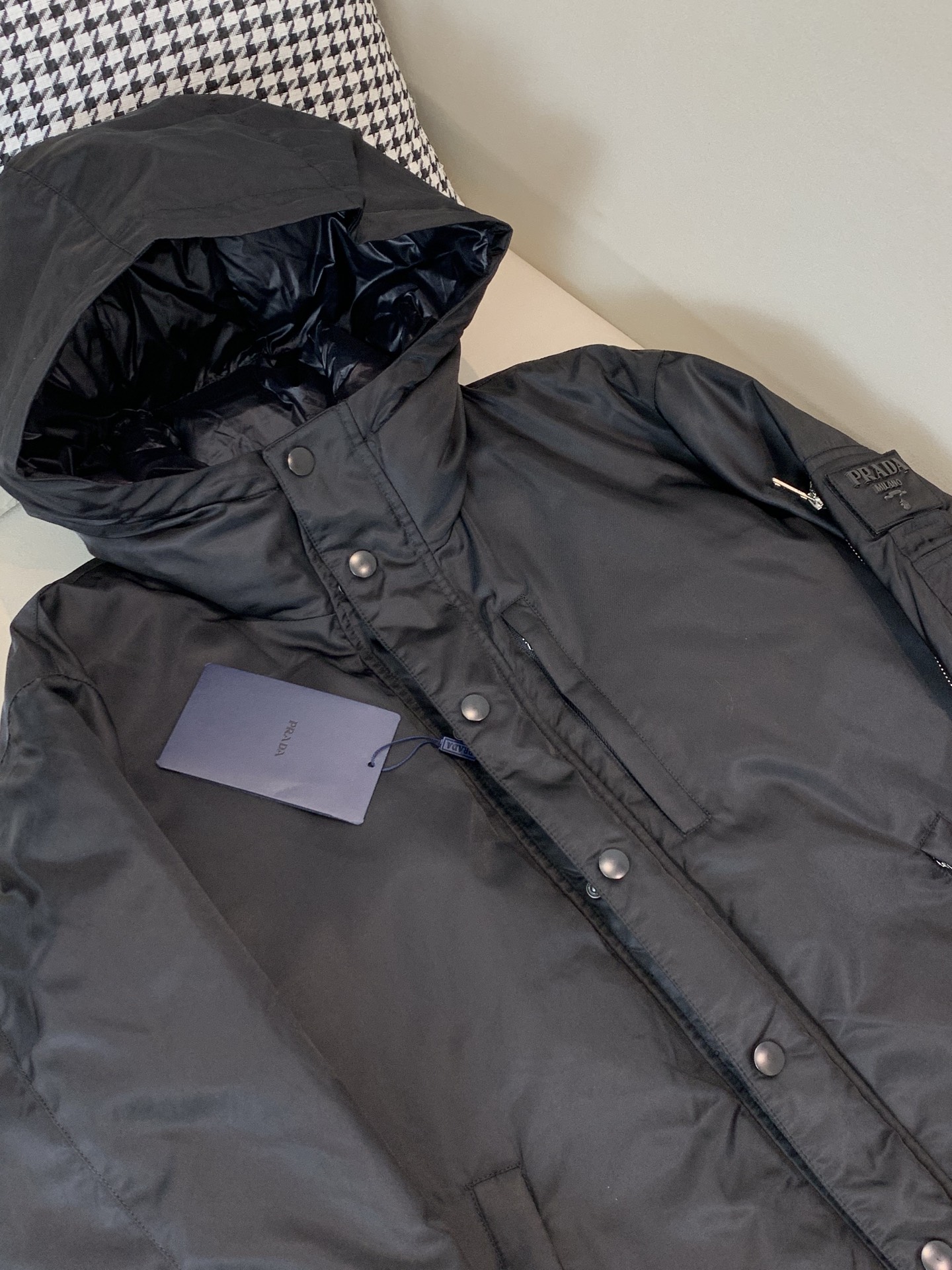 。羽绒2025SS秋冬季新款！普拉达男士连帽羽绒服，高端轻奢的时尚风格，实穿百搭的款式，上身效果轻盈舒适