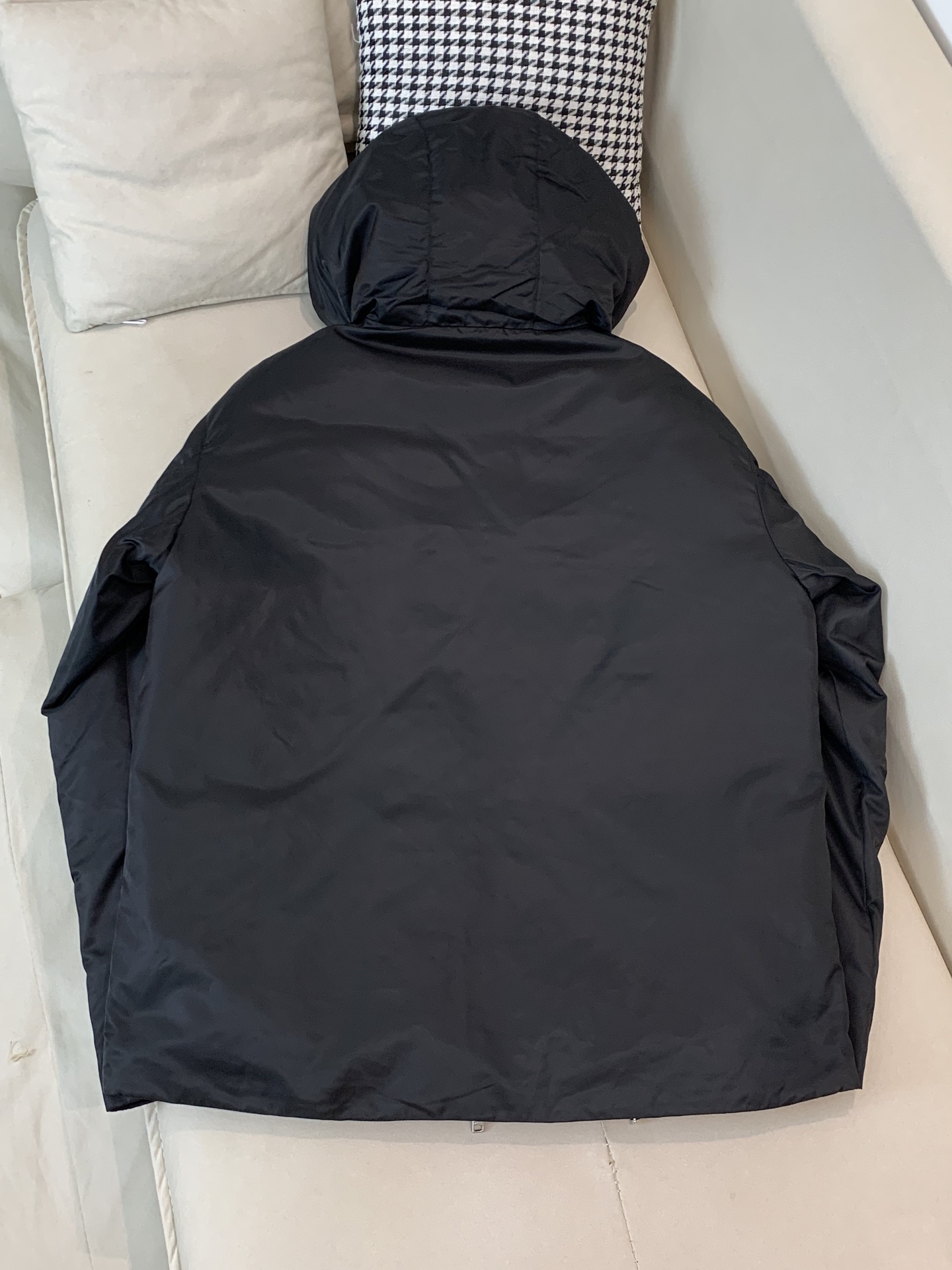 。羽绒2025SS秋冬季新款！普拉达男士连帽羽绒服，高端轻奢的时尚风格，实穿百搭的款式，上身效果轻盈舒适