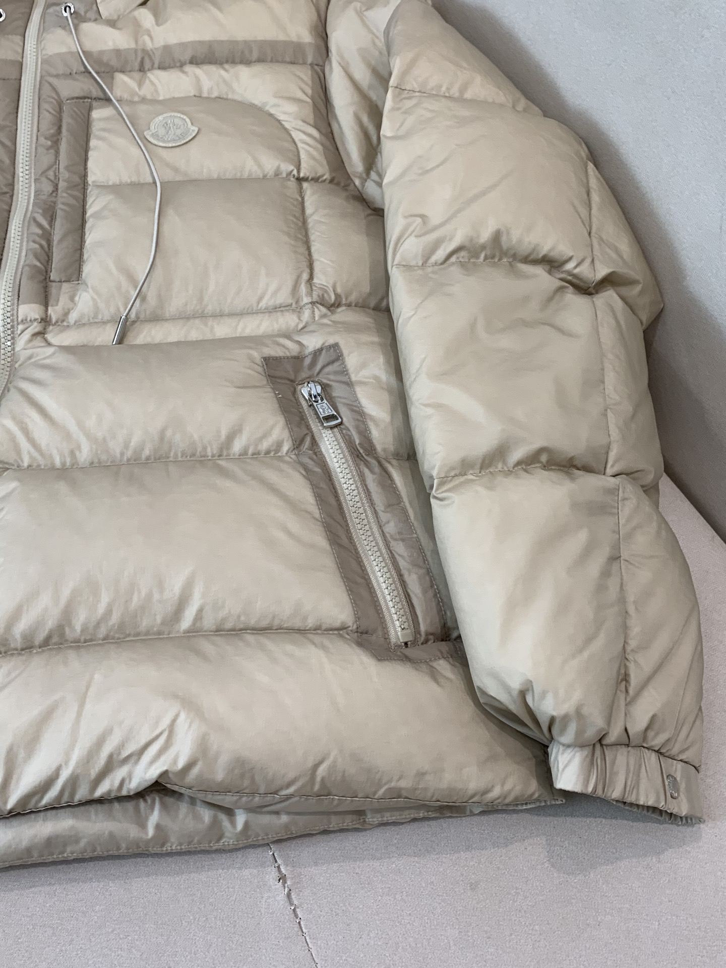 。Moncler蒙口25秋冬男ORFET薄短款连帽轻质羽绒服，宽松版型百搭不挑人，男女同款，原版定制国标