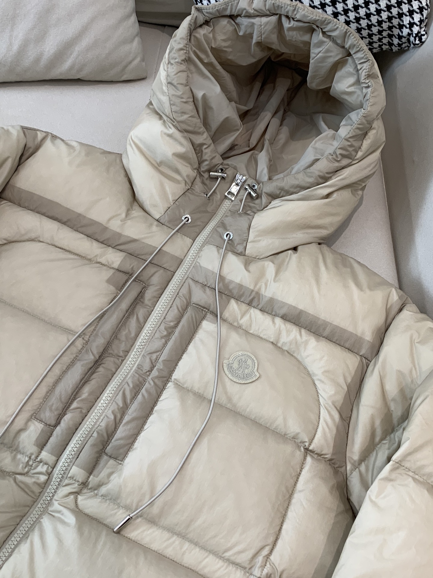 。Moncler蒙口25秋冬男ORFET薄短款连帽轻质羽绒服，宽松版型百搭不挑人，男女同款，原版定制国标