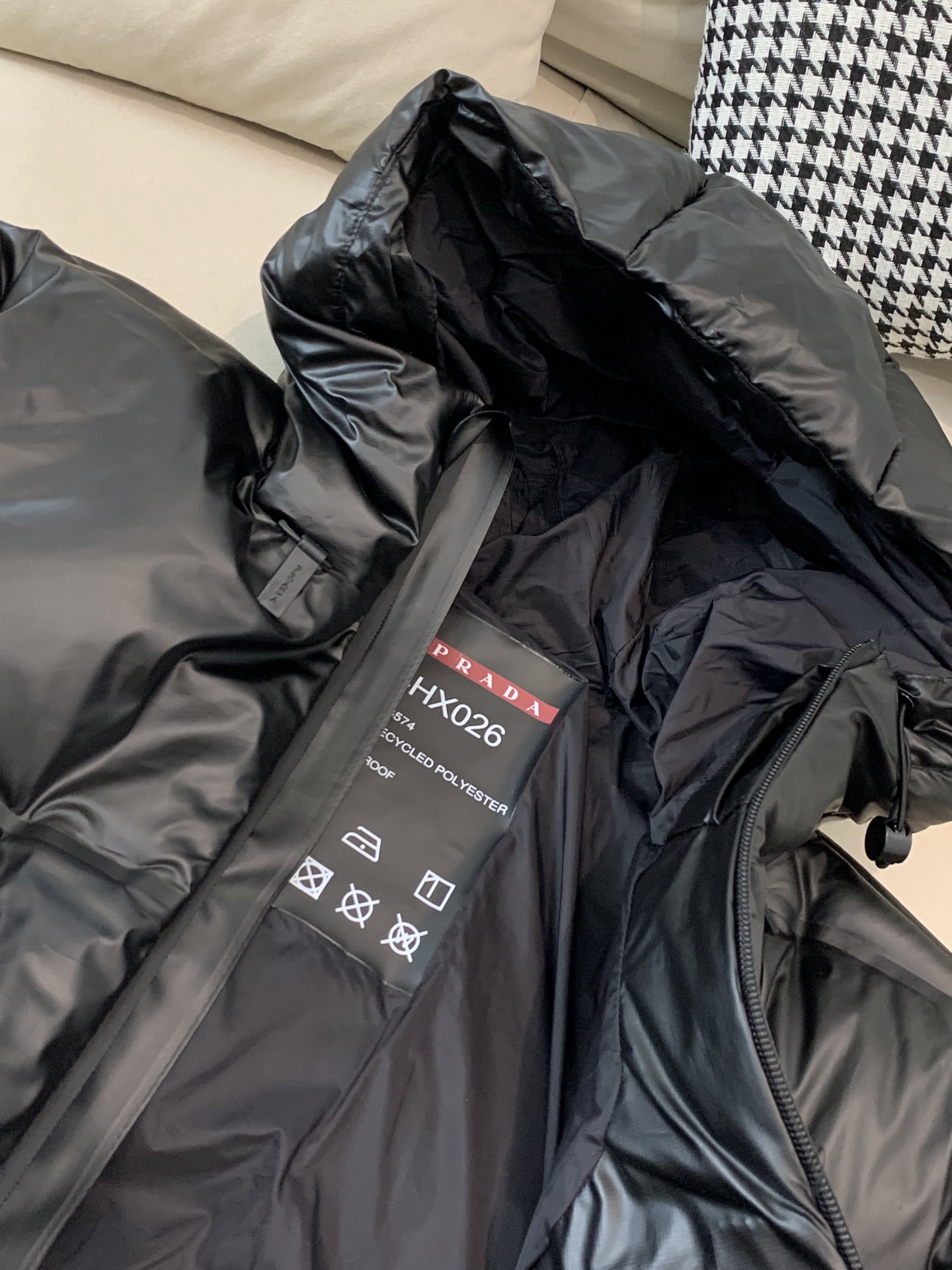 。羽绒上新⬆️ PRADA 普拉达黑科技压胶羽绒外套(⚠️压胶高版本) 冬装新品，高端定制！轻熟商务最爱