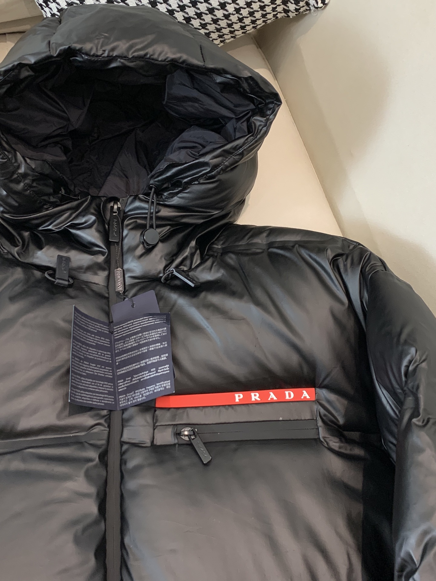 。羽绒上新⬆️ PRADA 普拉达黑科技压胶羽绒外套(⚠️压胶高版本) 冬装新品，高端定制！轻熟商务最爱