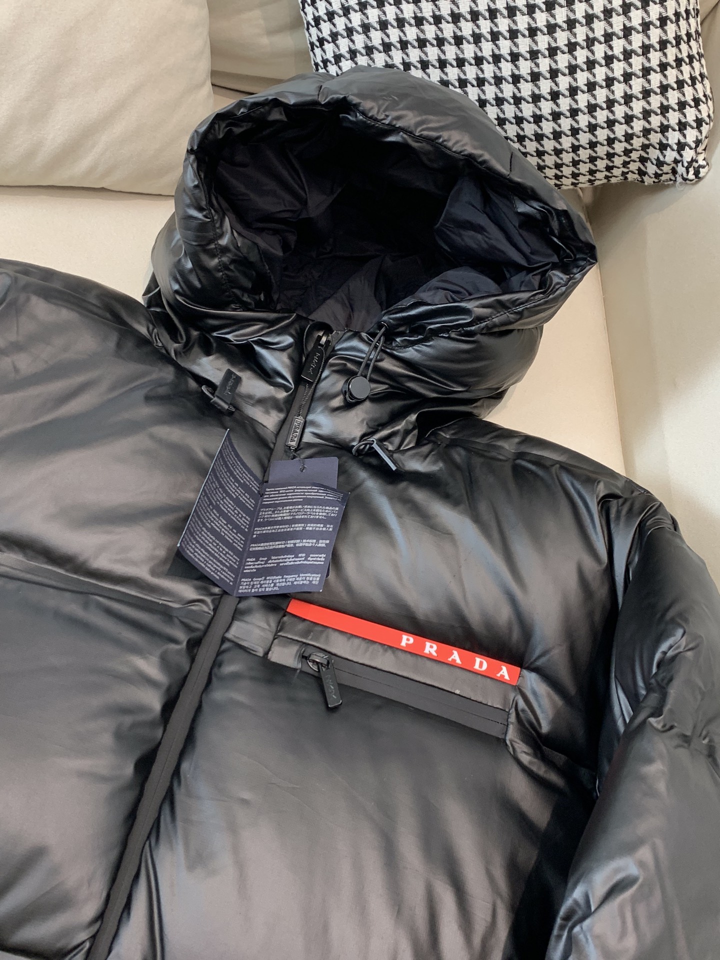 。羽绒上新⬆️ PRADA 普拉达黑科技压胶羽绒外套(⚠️压胶高版本) 冬装新品，高端定制！轻熟商务最爱