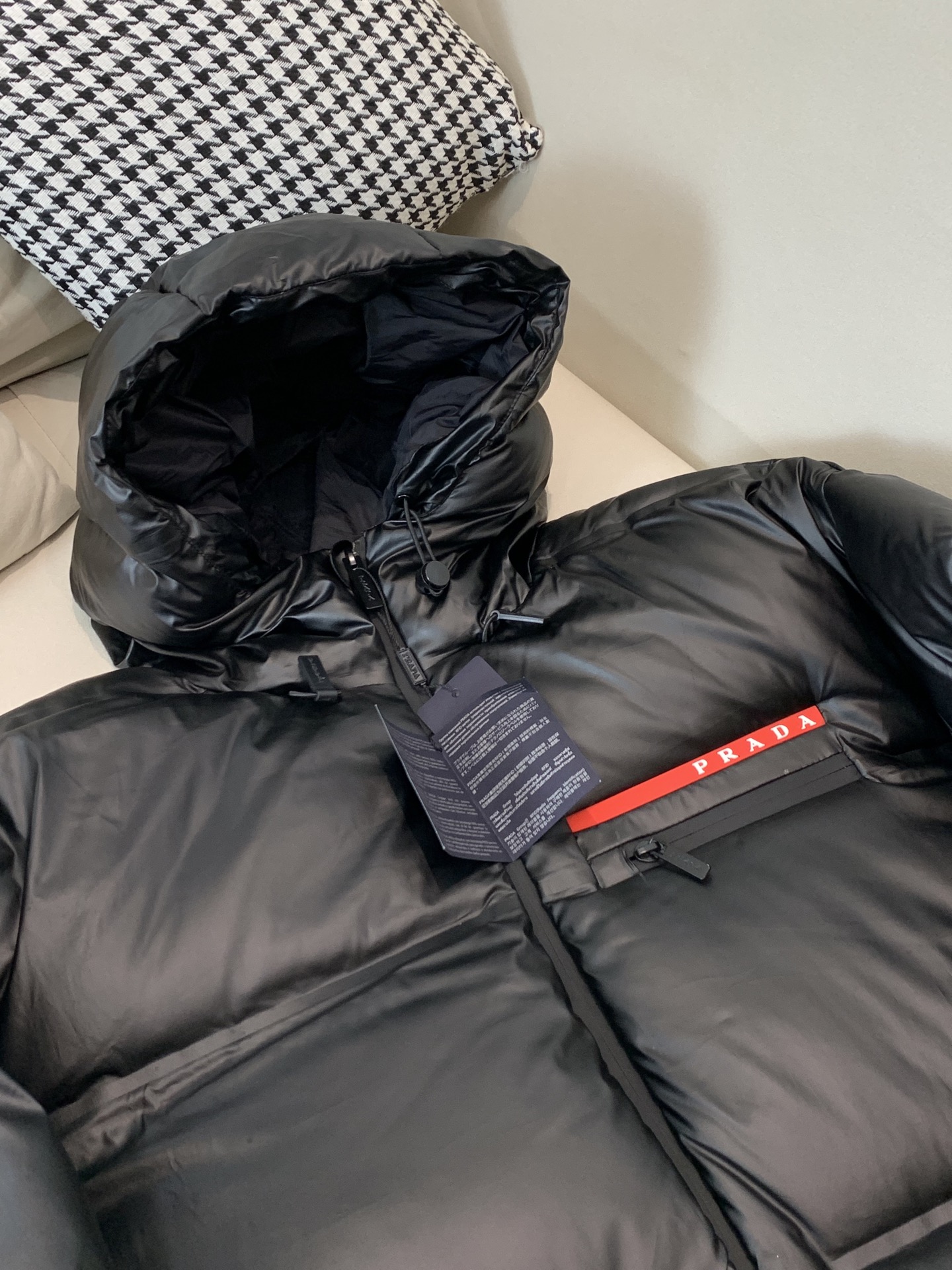 。羽绒上新⬆️ PRADA 普拉达黑科技压胶羽绒外套(⚠️压胶高版本) 冬装新品，高端定制！轻熟商务最爱