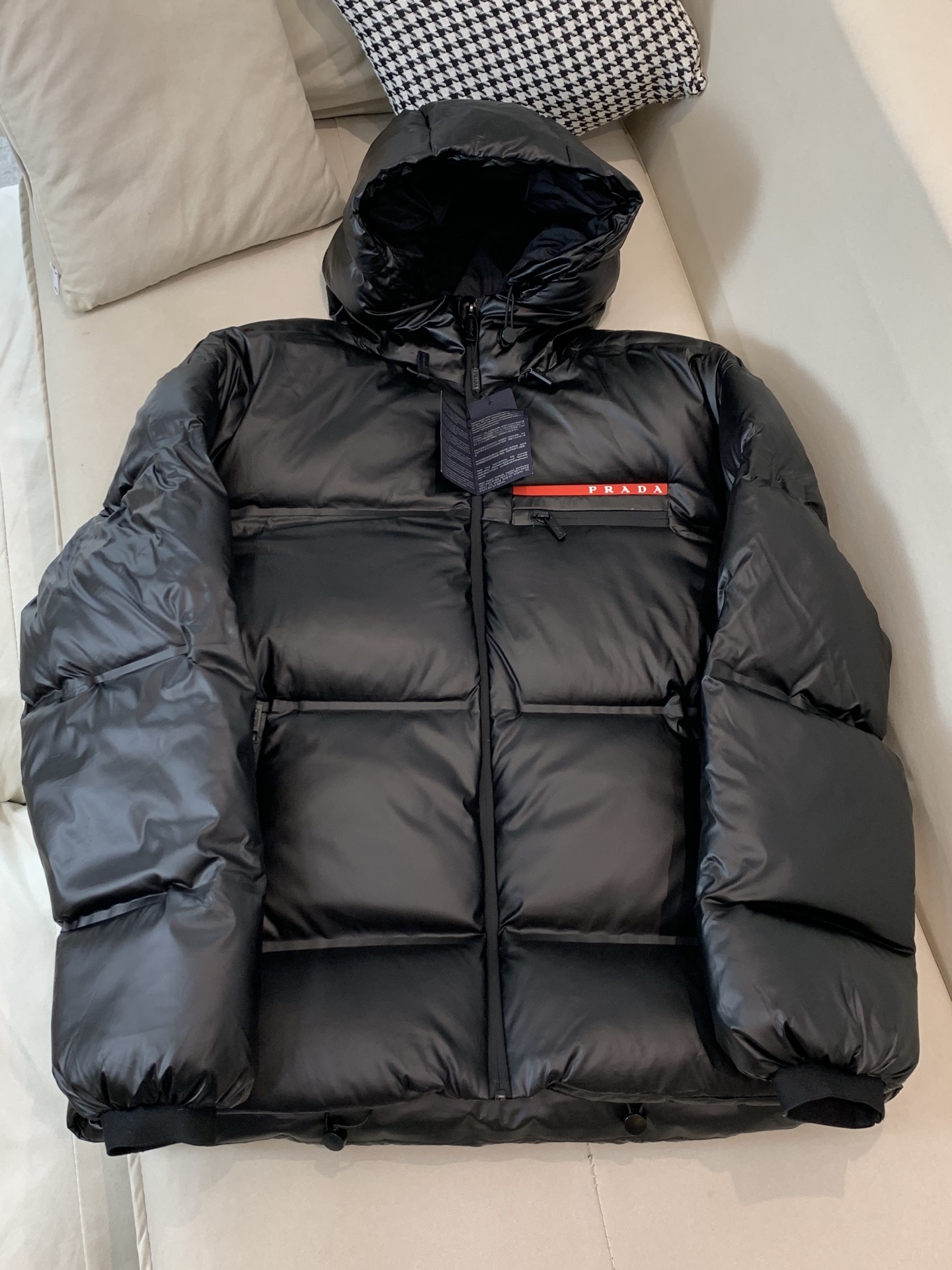 。羽绒上新⬆️ PRADA 普拉达黑科技压胶羽绒外套(⚠️压胶高版本) 冬装新品，高端定制！轻熟商务最爱