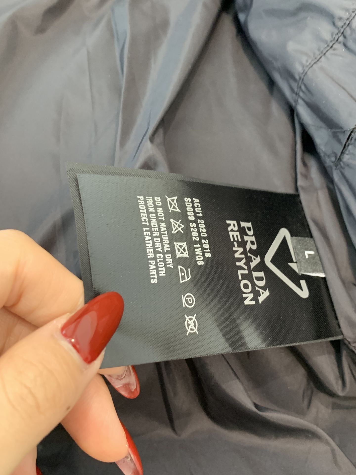 。羽绒上新⬆️ PRADA 普拉达黑科技压胶羽绒外套(⚠️压胶高版本) 冬装新品，高端定制！轻熟商务最爱