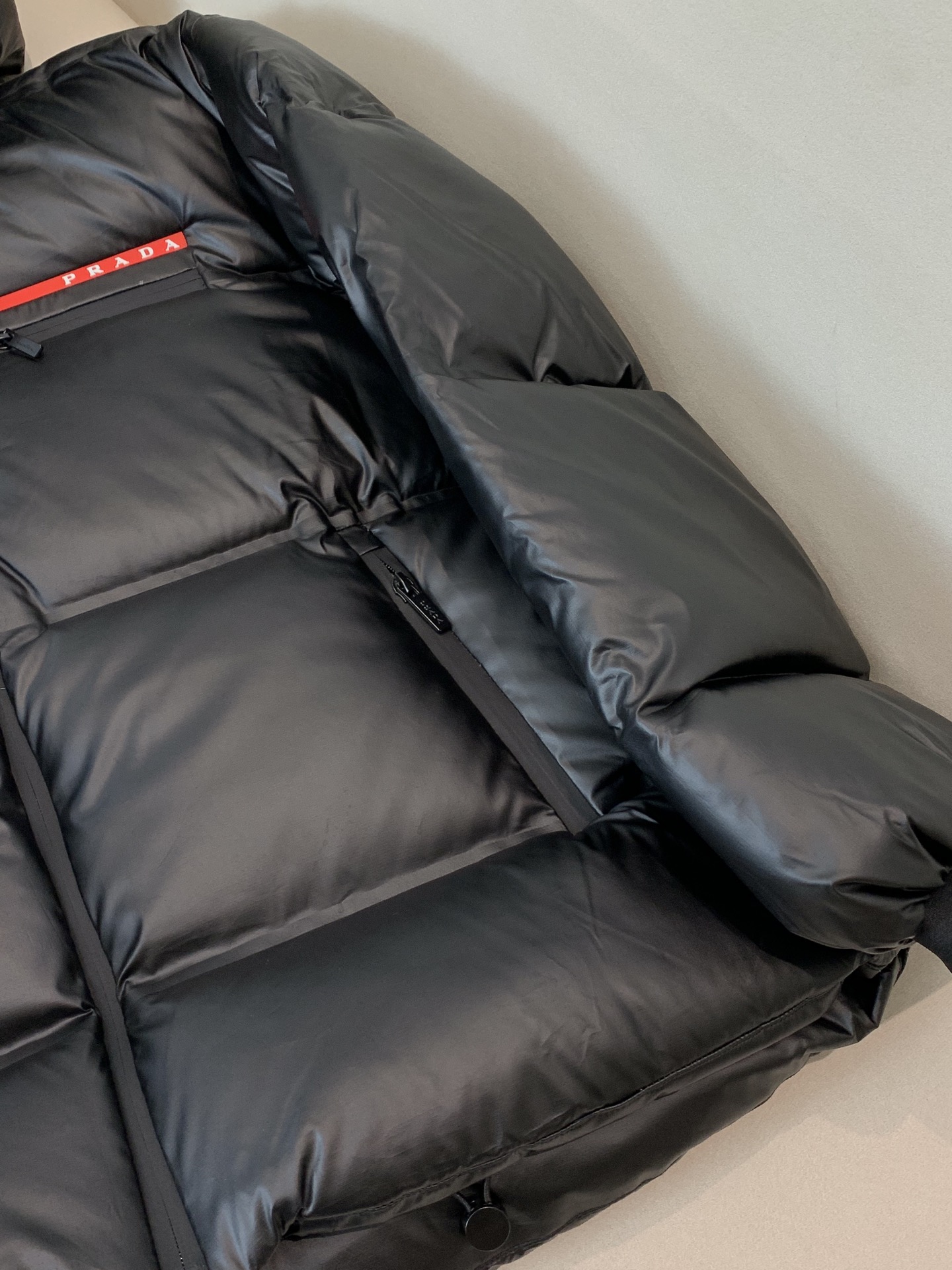。羽绒上新⬆️ PRADA 普拉达黑科技压胶羽绒外套(⚠️压胶高版本) 冬装新品，高端定制！轻熟商务最爱