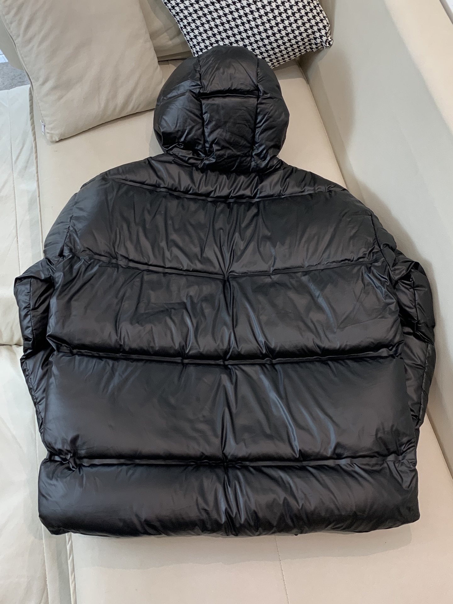 。羽绒上新⬆️ PRADA 普拉达黑科技压胶羽绒外套(⚠️压胶高版本) 冬装新品，高端定制！轻熟商务最爱