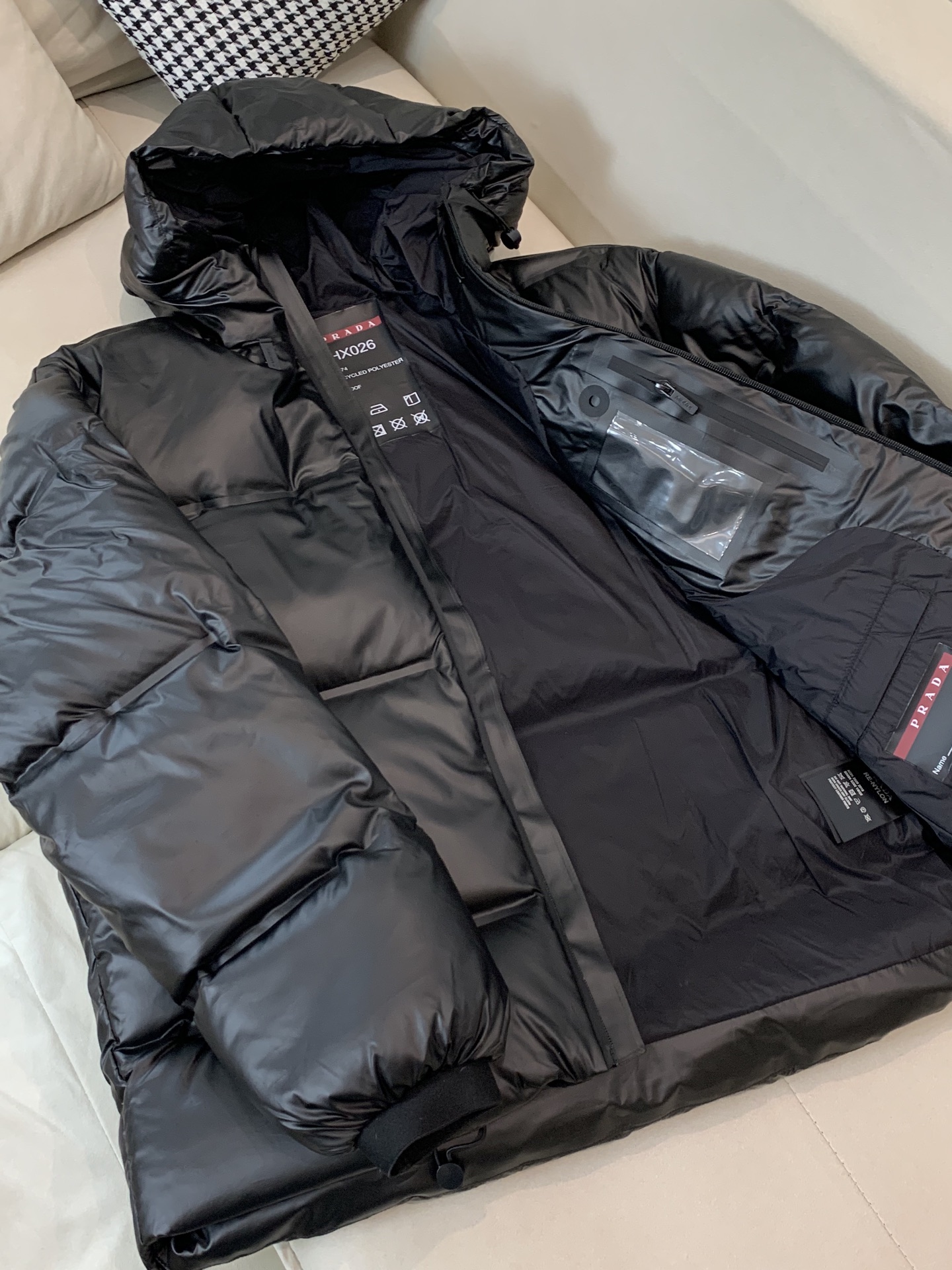 。羽绒上新⬆️ PRADA 普拉达黑科技压胶羽绒外套(⚠️压胶高版本) 冬装新品，高端定制！轻熟商务最爱