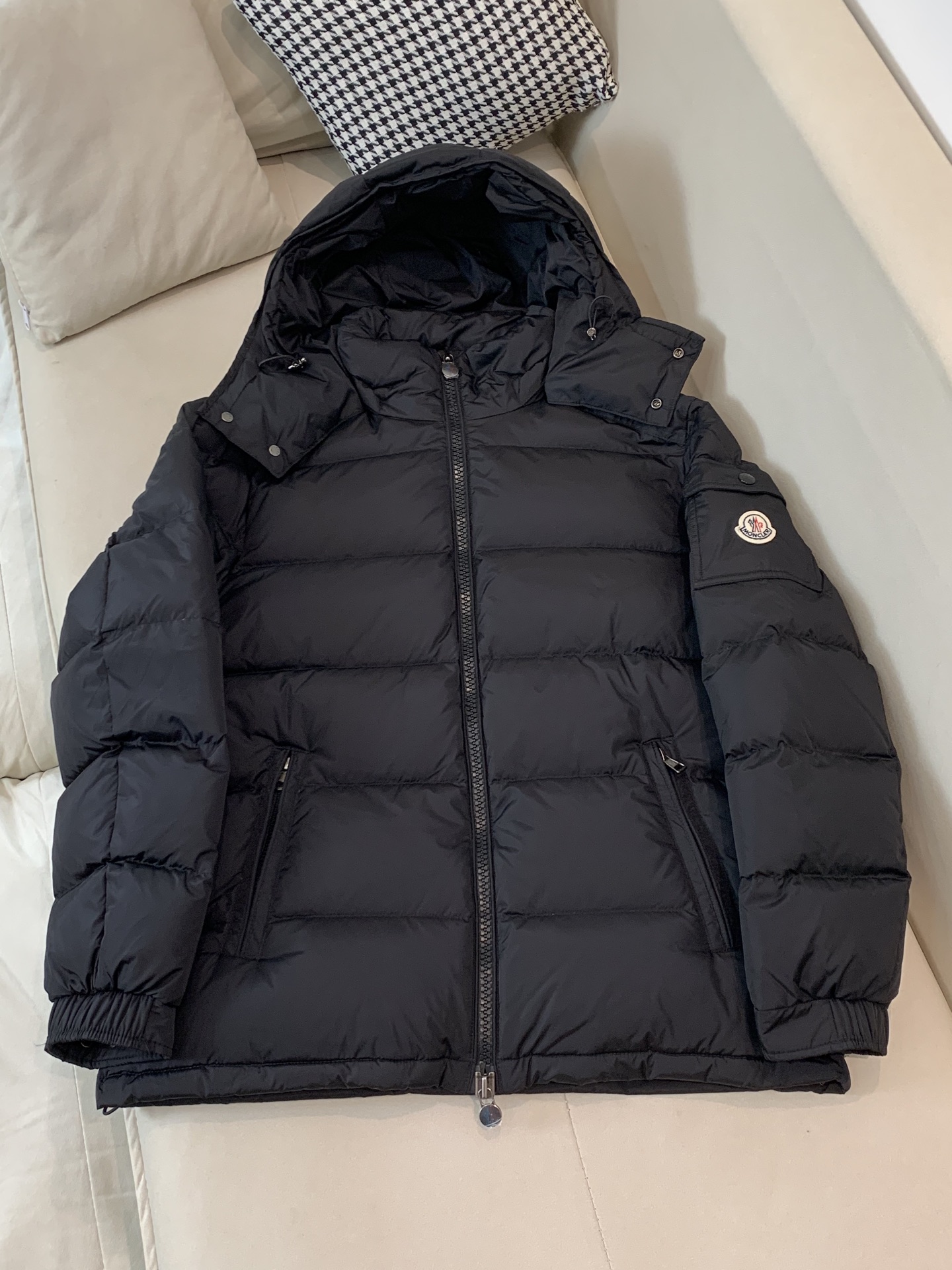 。⬆️Moncler【新品】冬季羽绒服夹克外套..火的一塌糊涂.反季柜台都是要抢的爆款❗️❗️❗️❗️❗