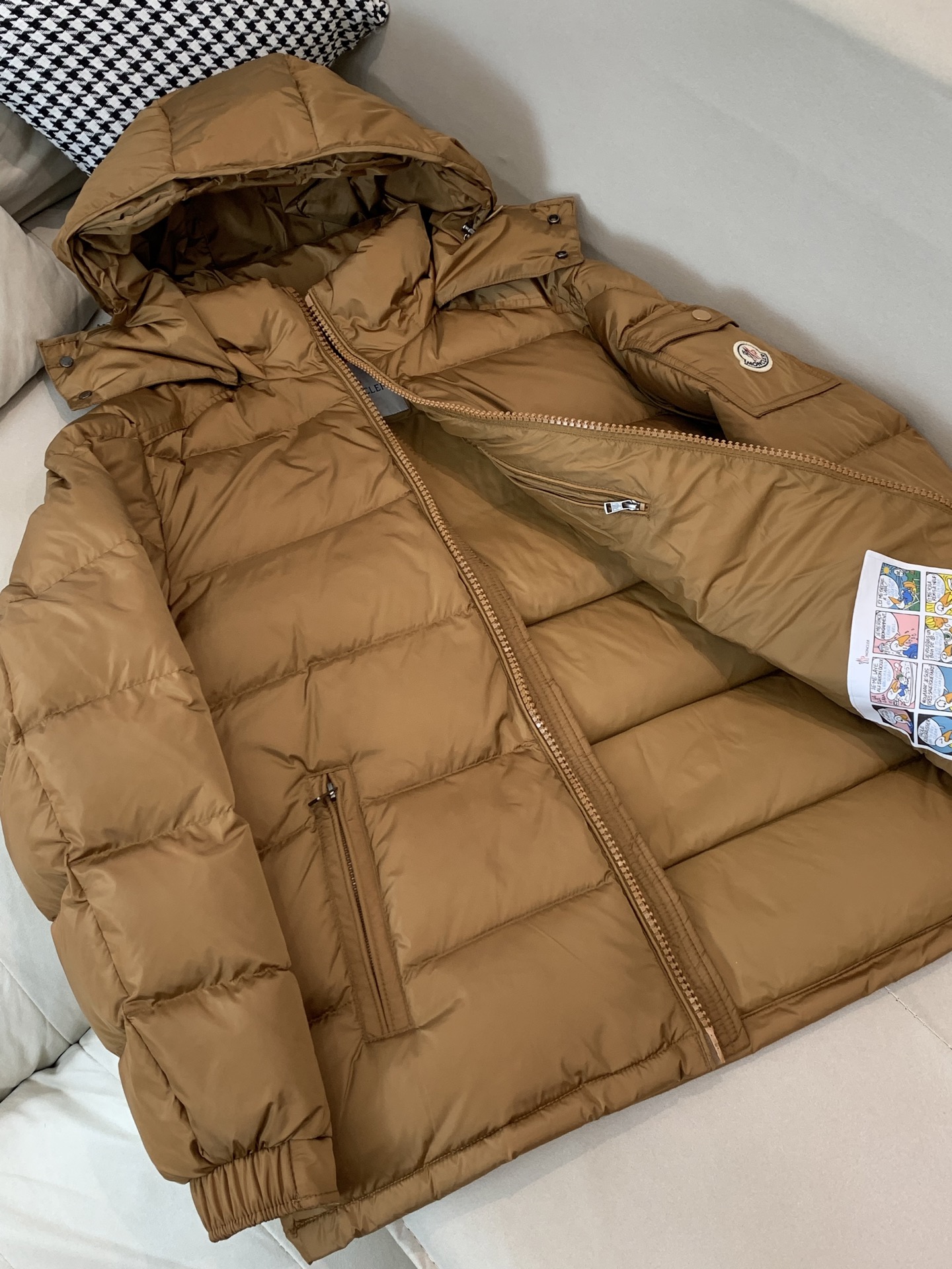 。⬆️Moncler【新品】冬季羽绒服夹克外套..火的一塌糊涂.反季柜台都是要抢的爆款❗️❗️❗️❗️❗