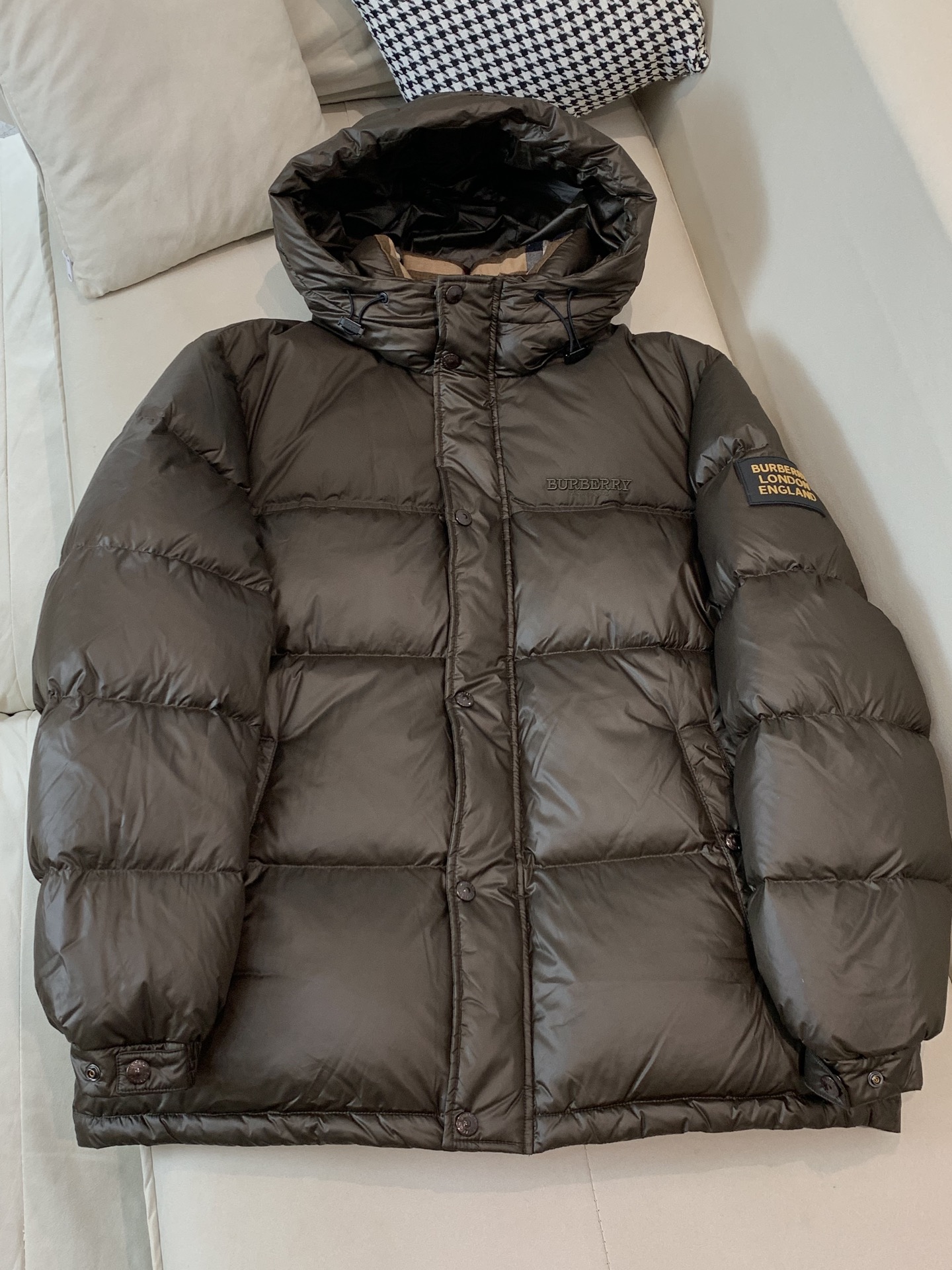 。Burberry/博柏利 撞色胶条字母Logo徽标连帽羽绒服.内里拼接经典格纹内衬,上身效果真的绝.特