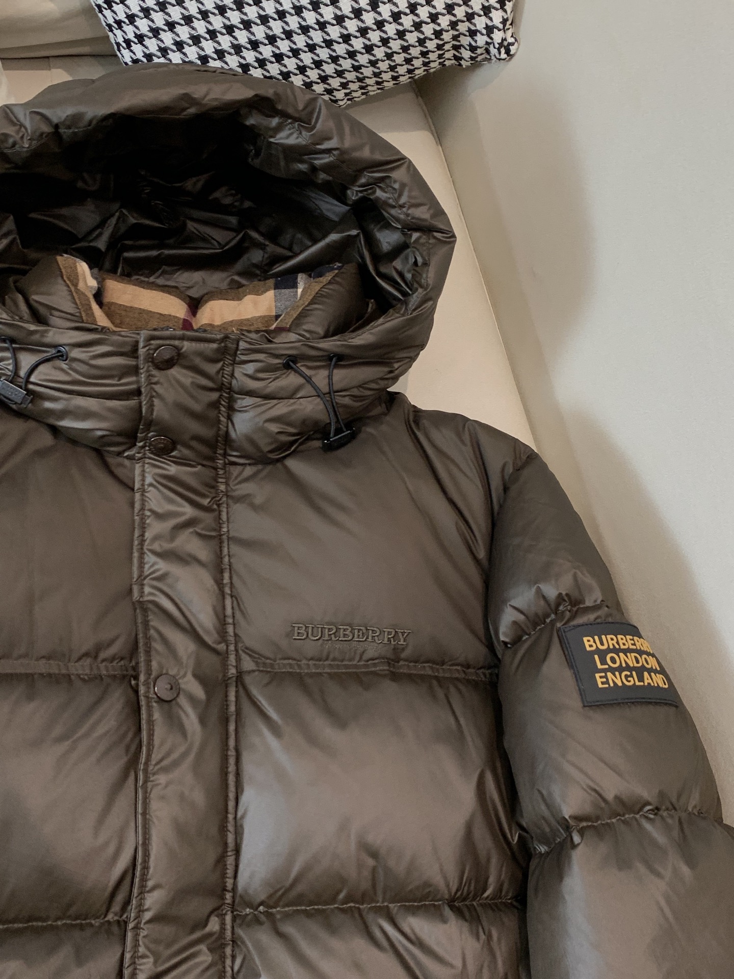 。Burberry/博柏利 撞色胶条字母Logo徽标连帽羽绒服.内里拼接经典格纹内衬,上身效果真的绝.特