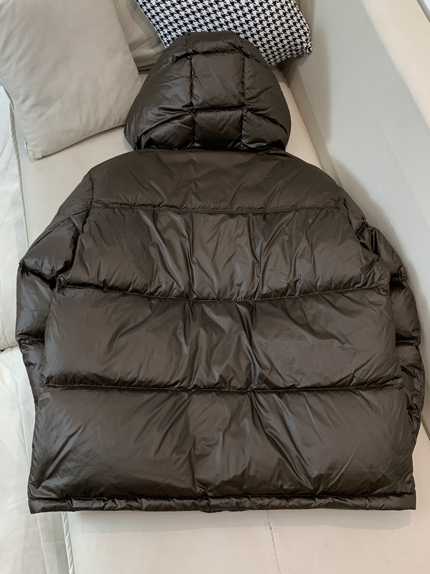 。Burberry/博柏利 撞色胶条字母Logo徽标连帽羽绒服.内里拼接经典格纹内衬,上身效果真的绝.特