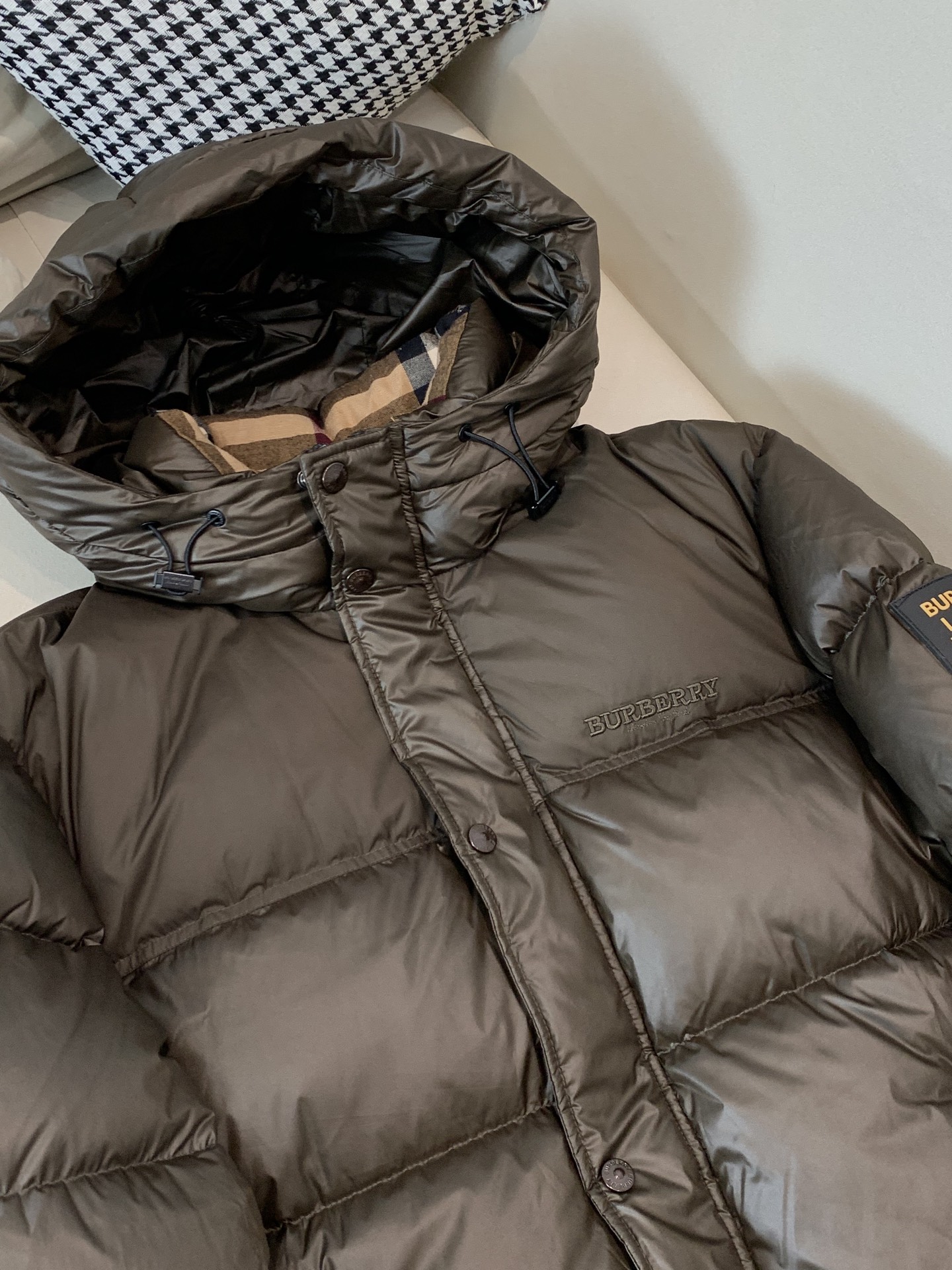 。Burberry/博柏利 撞色胶条字母Logo徽标连帽羽绒服.内里拼接经典格纹内衬,上身效果真的绝.特