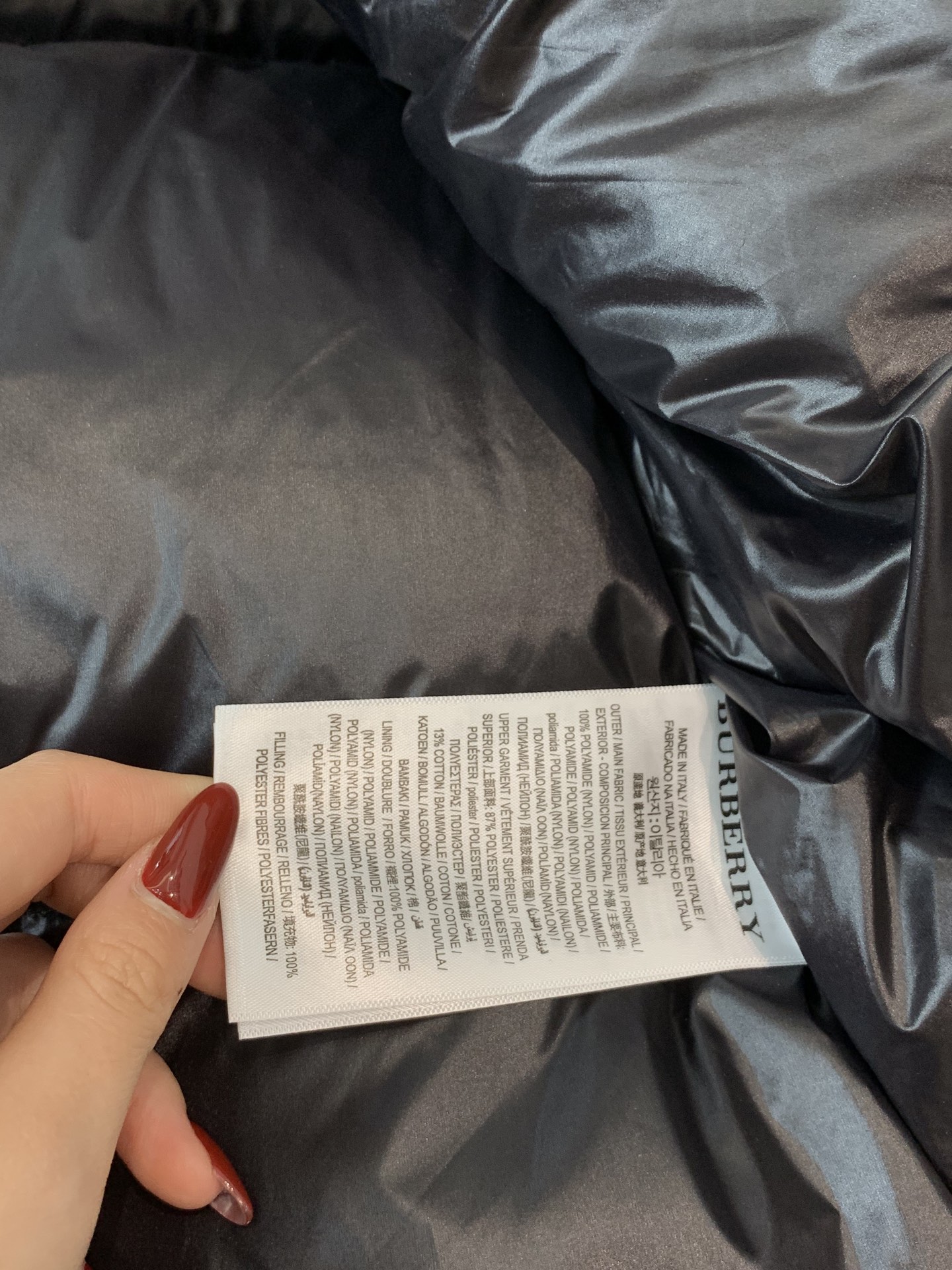 。Burberry/博柏利 撞色胶条字母Logo徽标连帽羽绒服.内里拼接经典格纹内衬,上身效果真的绝.特