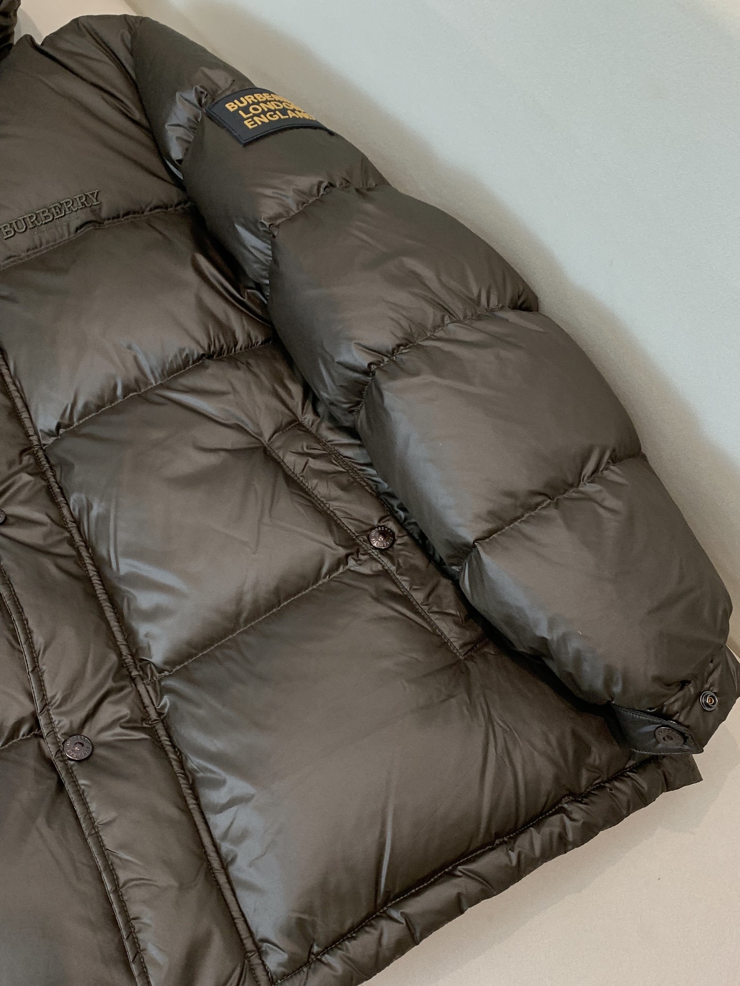 。Burberry/博柏利 撞色胶条字母Logo徽标连帽羽绒服.内里拼接经典格纹内衬,上身效果真的绝.特