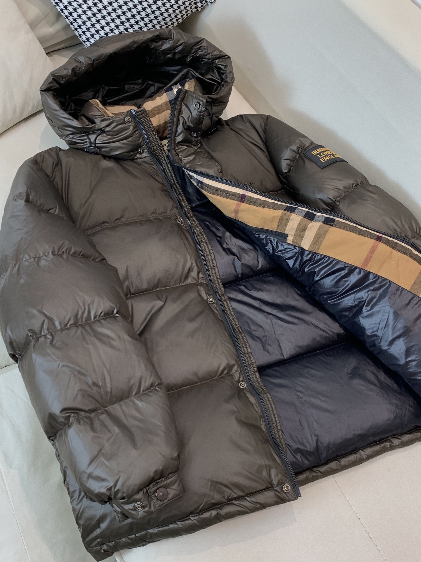 。Burberry/博柏利 撞色胶条字母Logo徽标连帽羽绒服.内里拼接经典格纹内衬,上身效果真的绝.特