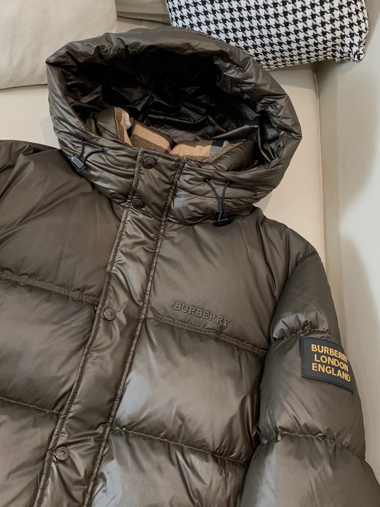 。Burberry/博柏利 撞色胶条字母Logo徽标连帽羽绒服.内里拼接经典格纹内衬,上身效果真的绝.特