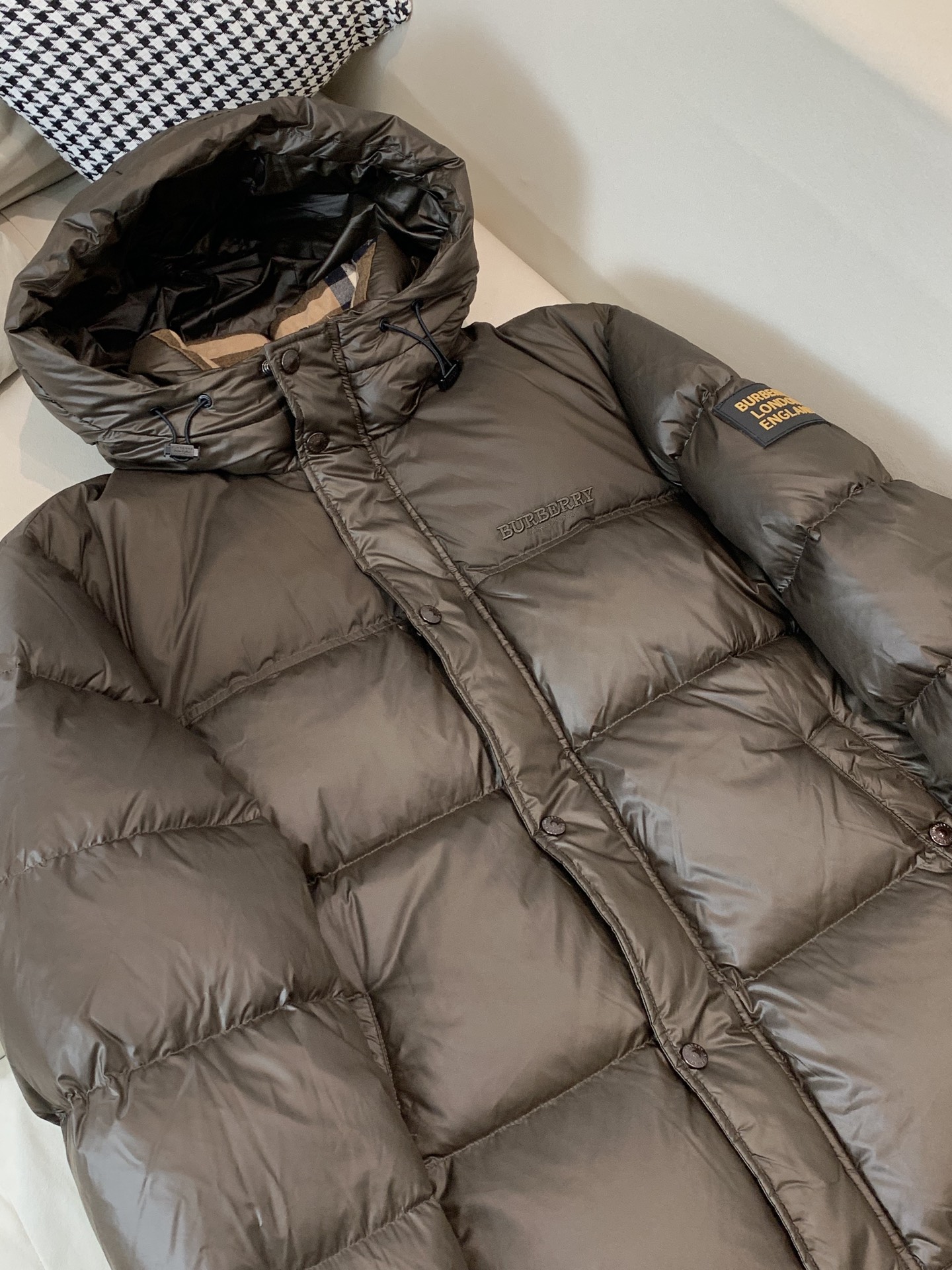 。Burberry/博柏利 撞色胶条字母Logo徽标连帽羽绒服.内里拼接经典格纹内衬,上身效果真的绝.特