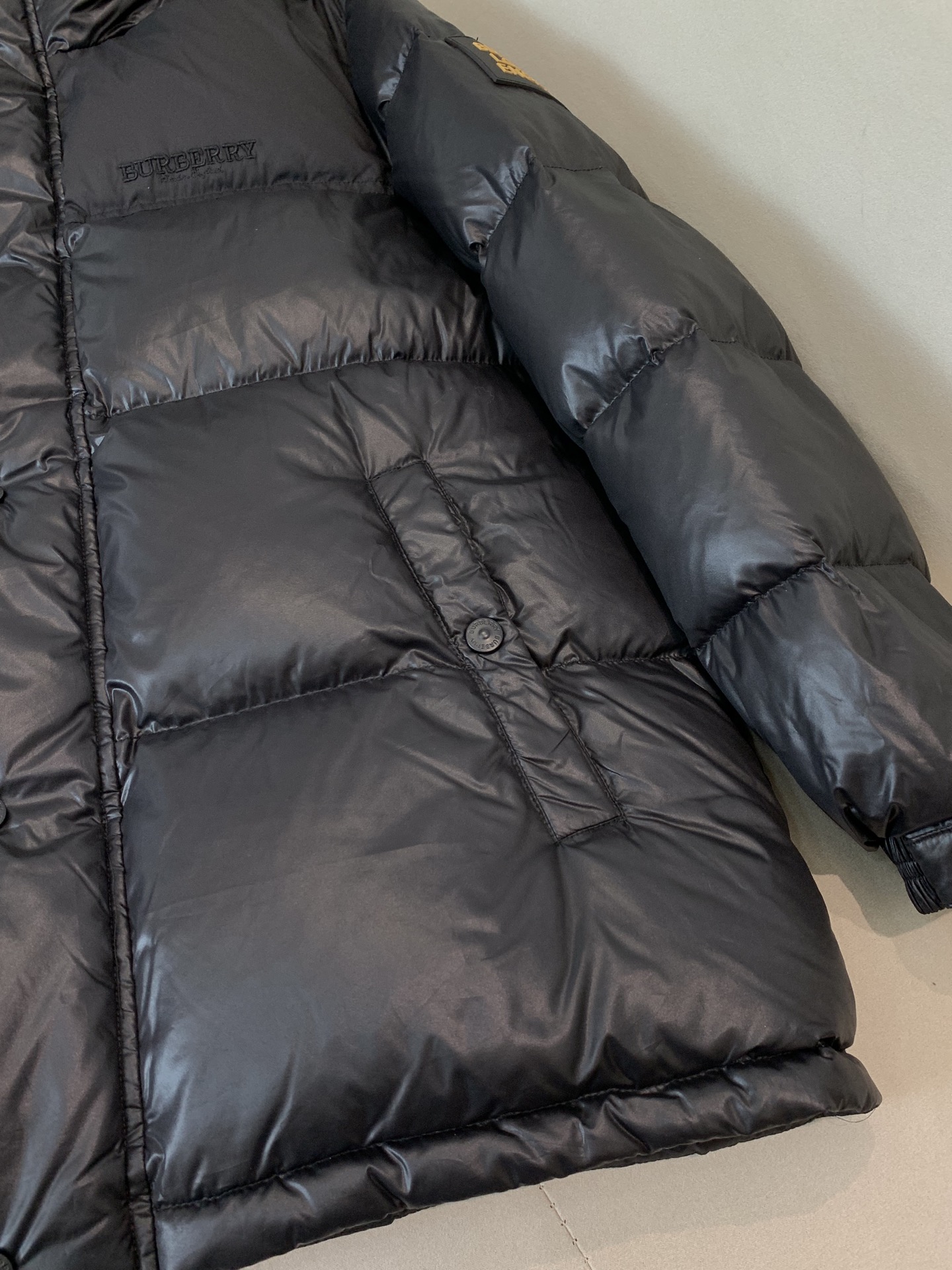 。Burberry/博柏利 撞色胶条字母Logo徽标连帽羽绒服.内里拼接经典格纹内衬,上身效果真的绝.特