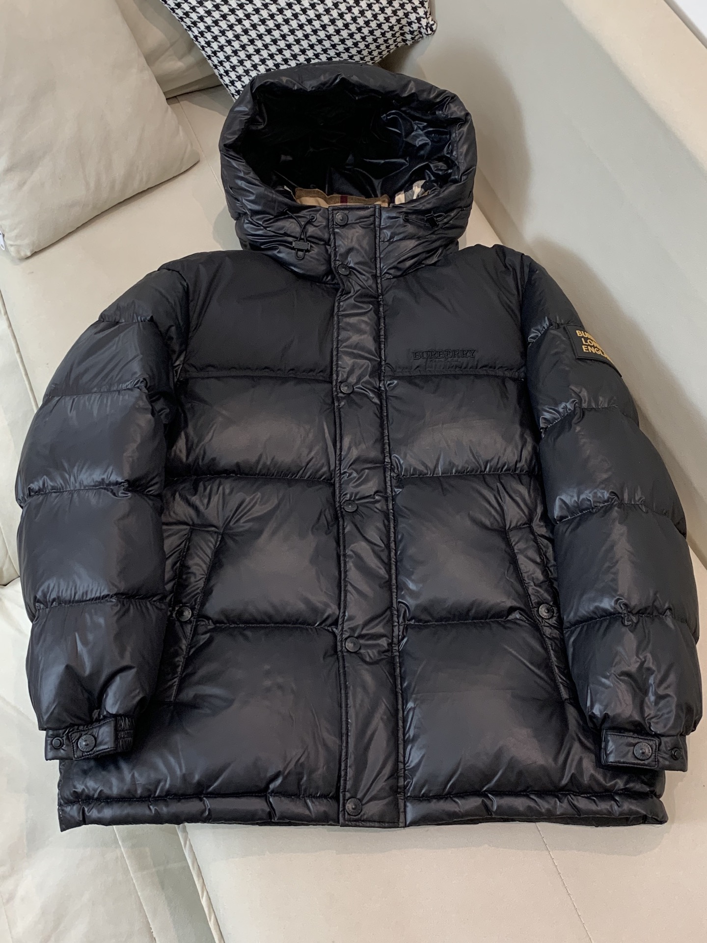 。Burberry/博柏利 撞色胶条字母Logo徽标连帽羽绒服.内里拼接经典格纹内衬,上身效果真的绝.特