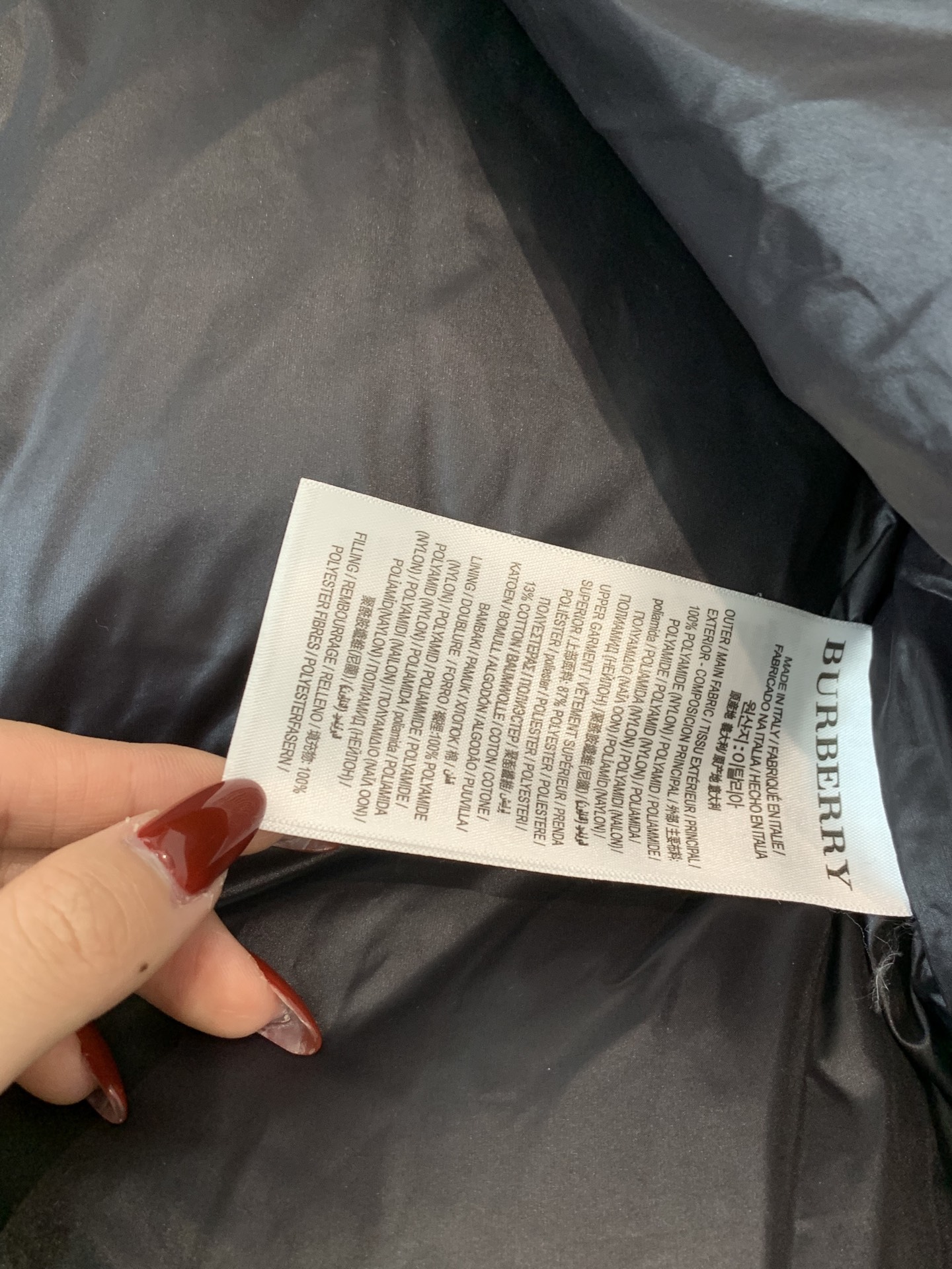 。Burberry/博柏利 撞色胶条字母Logo徽标连帽羽绒服.内里拼接经典格纹内衬,上身效果真的绝.特