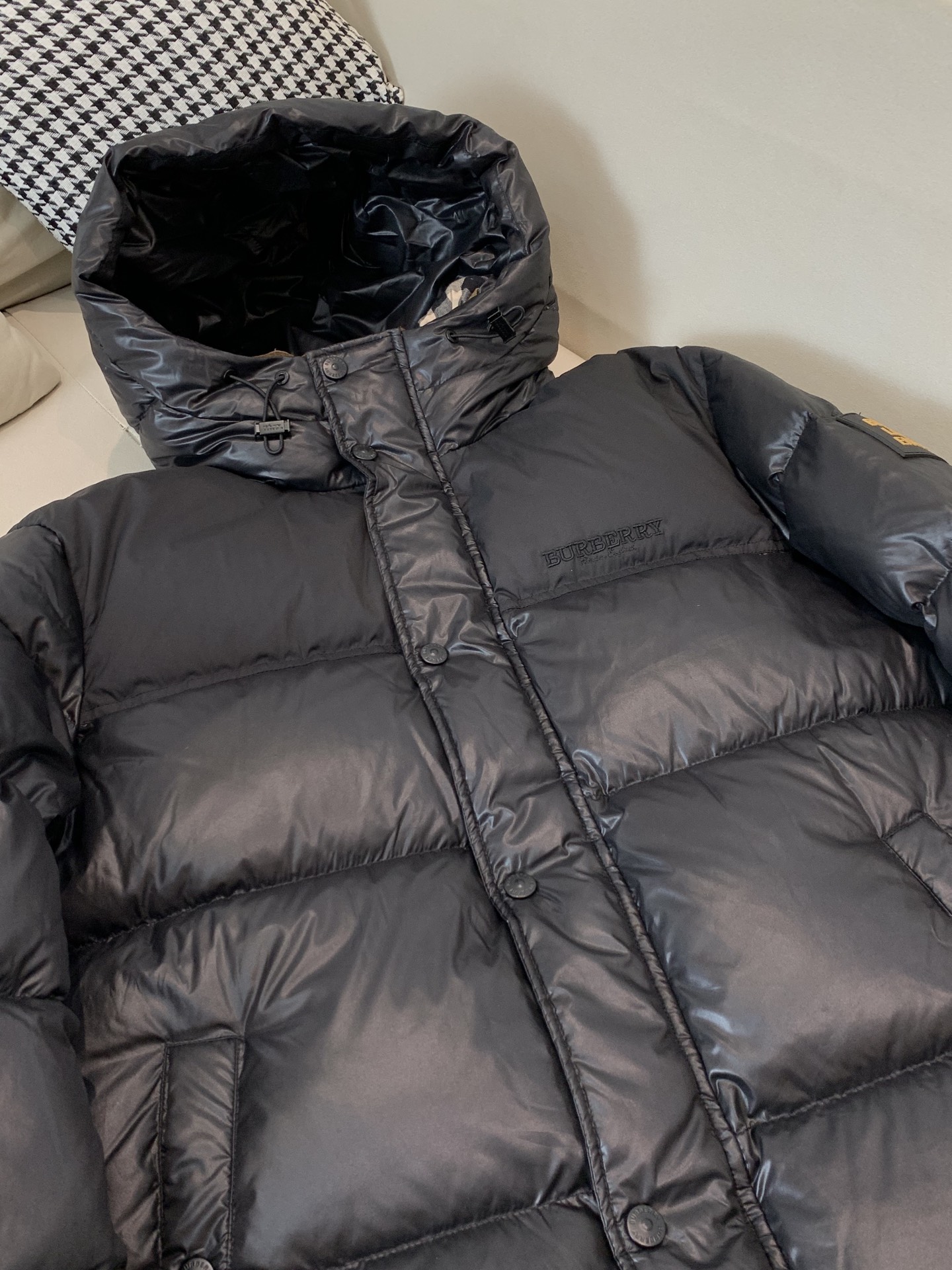 。Burberry/博柏利 撞色胶条字母Logo徽标连帽羽绒服.内里拼接经典格纹内衬,上身效果真的绝.特