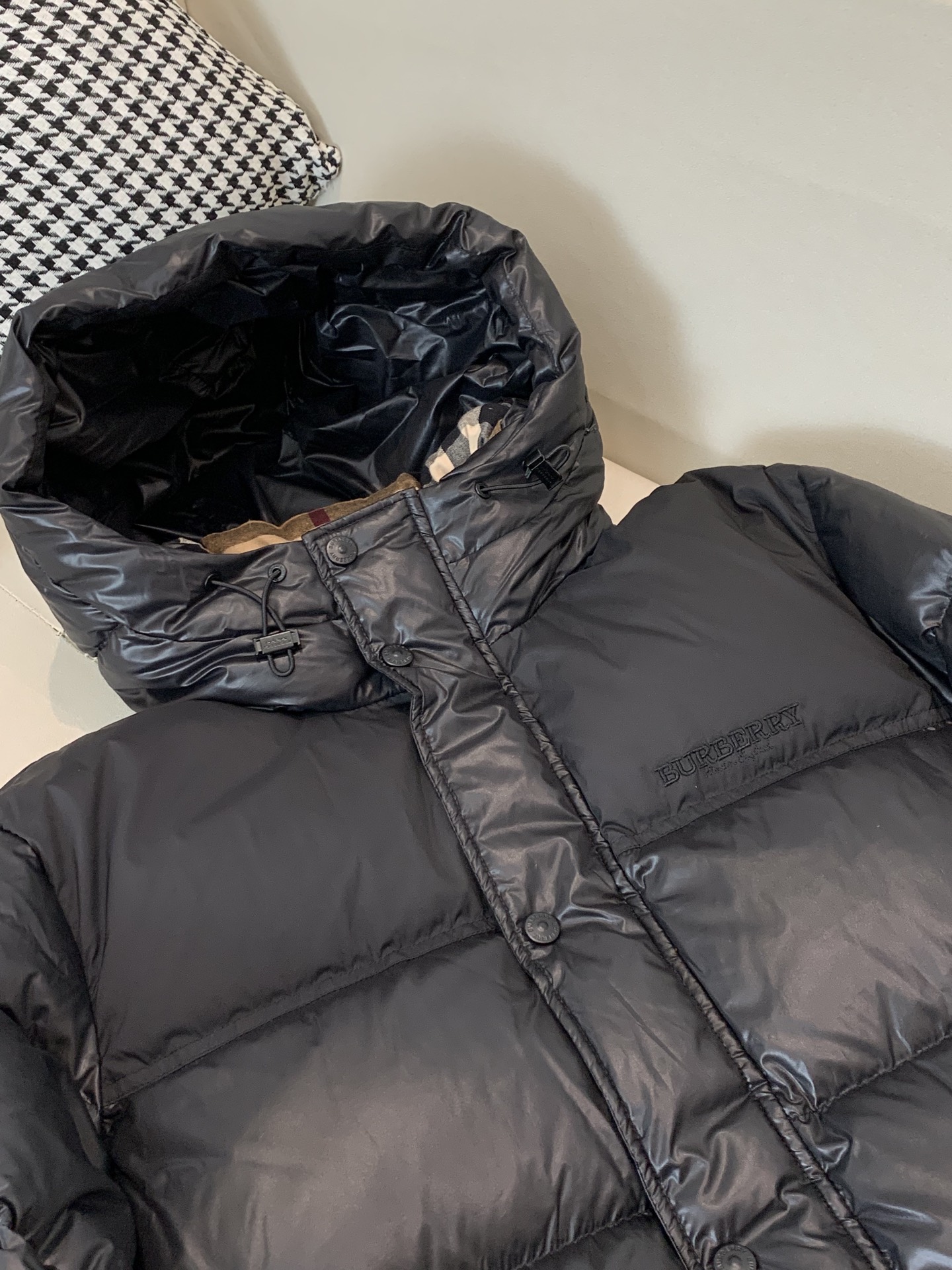 。Burberry/博柏利 撞色胶条字母Logo徽标连帽羽绒服.内里拼接经典格纹内衬,上身效果真的绝.特